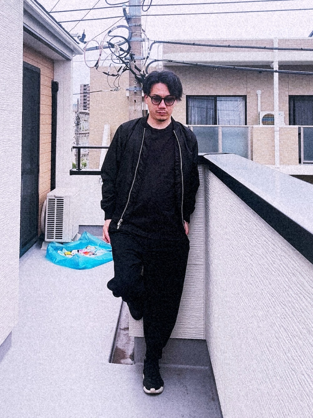 ブラック系のTシャツ/カットソー、ブラック系のMA-1、ブラック系のその他パンツを着用したメンズの秋コーディネートの2枚目の写真