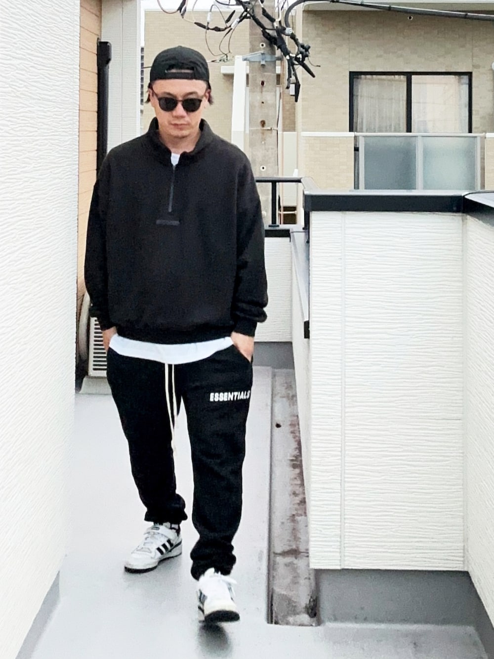 ブラック系のスウェット、ホワイト系のTシャツ/カットソー、ブラック系のスウェットパンツを着用したメンズの秋コーディネートの3枚目の写真