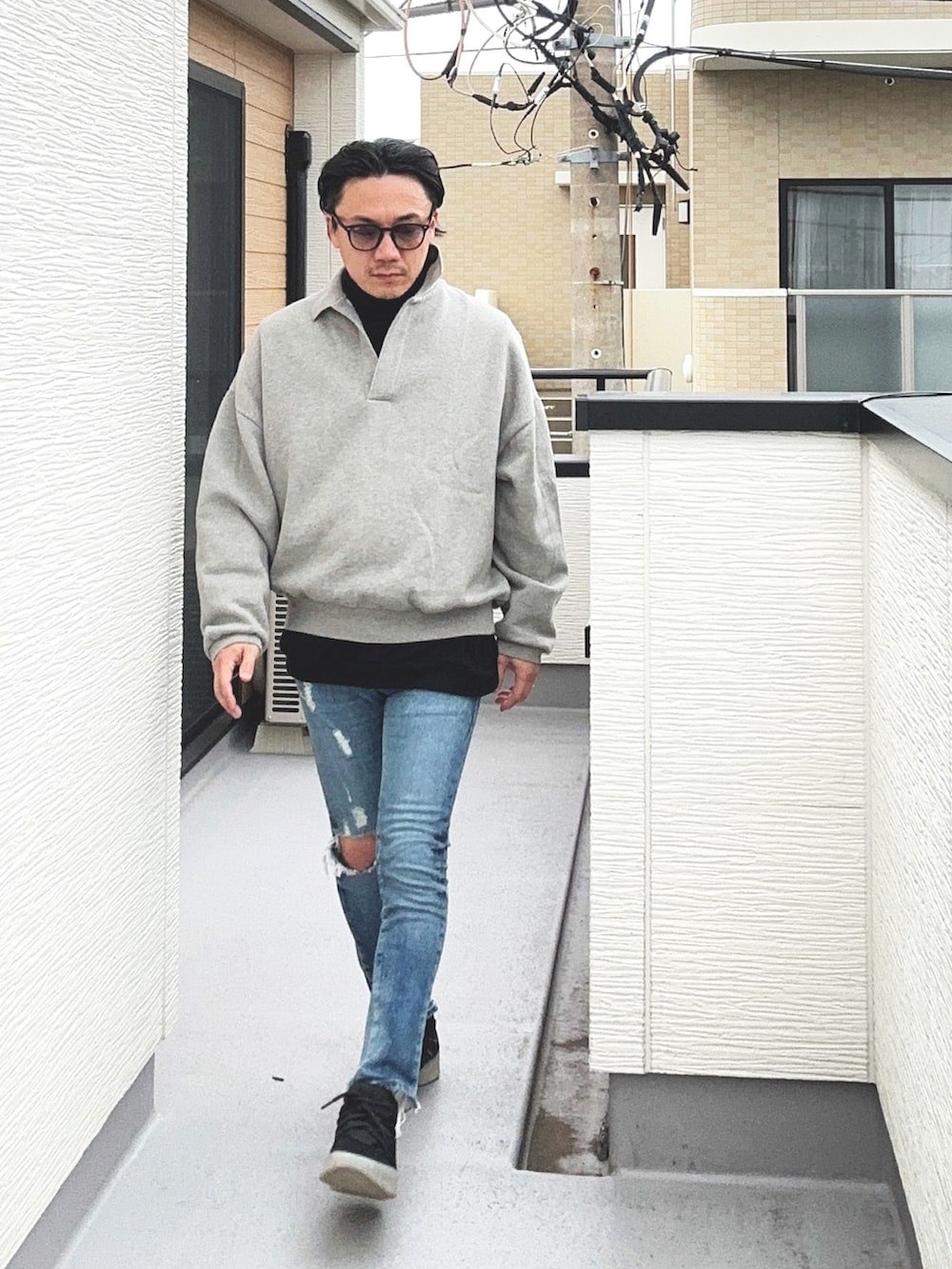 「40代ファッション、大人カジュアル、カジュアル、ダメージデニムパンツ、デニム、ジーパン、レイヤードスタイル、ストリート、スニーカー、サングラス、秋冬コーデ、シンプル、スエット」｜「FOG ESSENTIALSの＜FEAR OF GOD ESSENTIALS＞ ロングスリーブ ポロシャツ 1（ポロシャツ、グレー系）」を使った、（asatomoz）さん（メンズ・170cm）の秋コーディネートの4枚目の写真