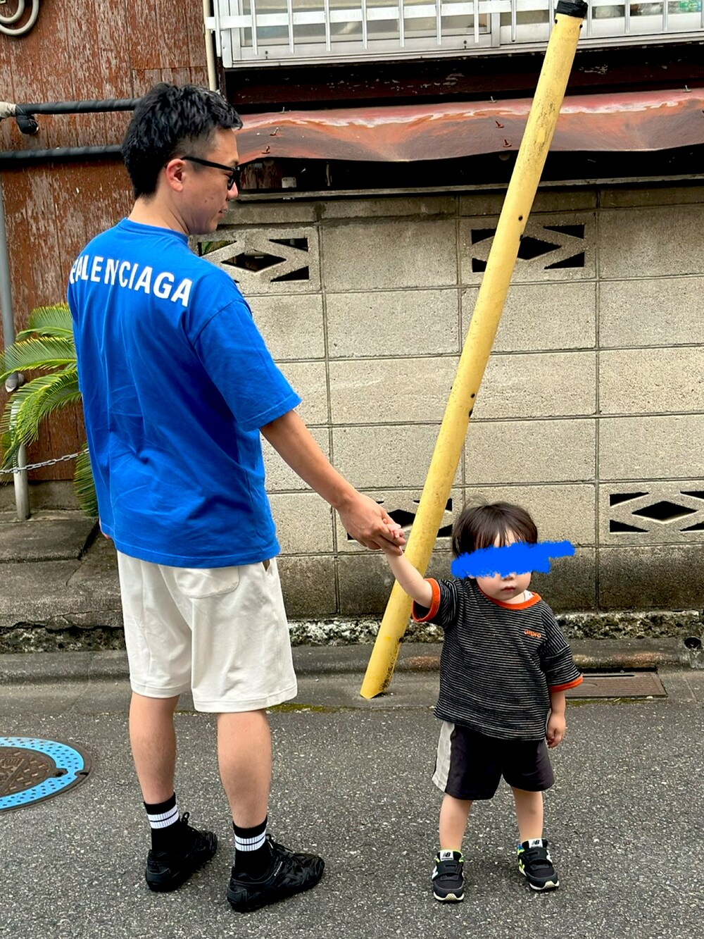 ブルー系のTシャツ/カットソー、ホワイト系のパンツ、ブラック系のシューズを着用したメンズの夏コーディネートの2枚目の写真