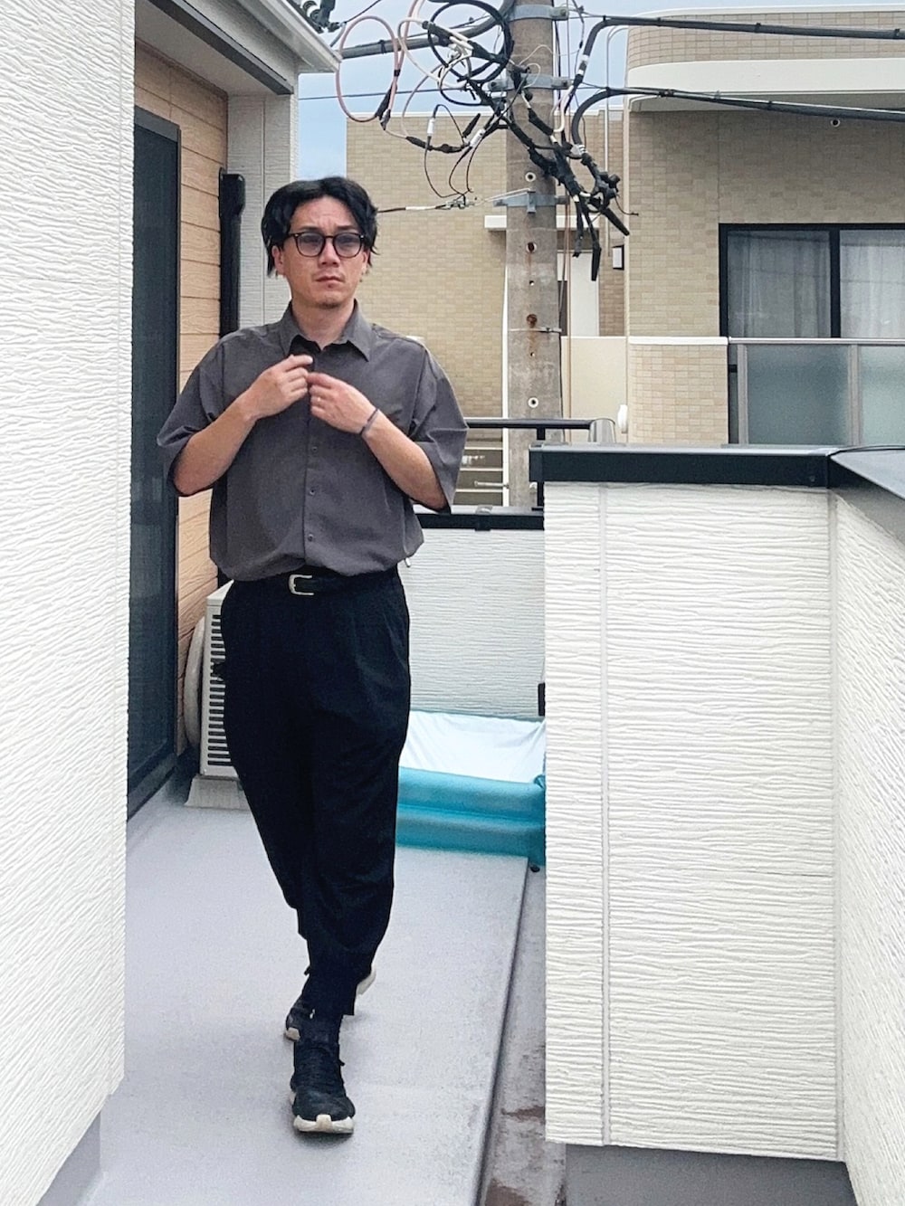 グレー系のシャツ/ブラウス、ブラック系のその他パンツ、ブラック系のスニーカーを着用したメンズの秋コーディネートの2枚目の写真