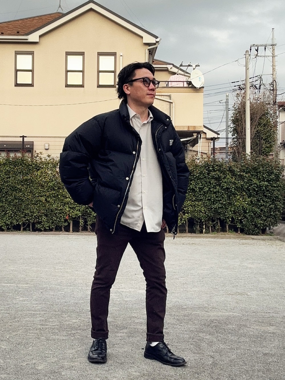 ブラック系のその他アウター、ブラウン系のその他パンツ、ホワイト系のシャツ/ブラウスを着用したメンズの春コーディネートの2枚目の写真