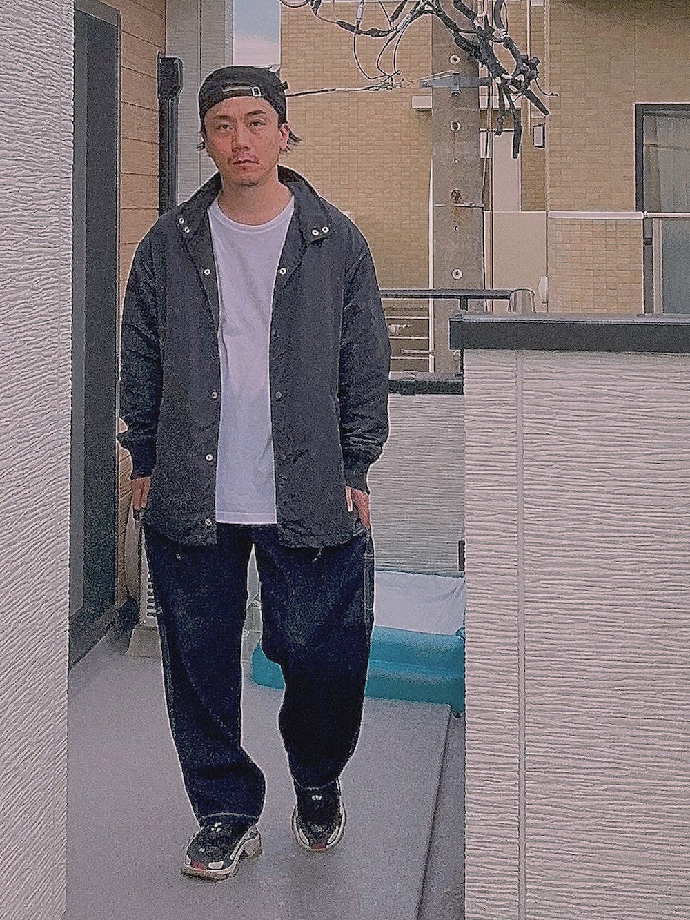 「スニーカー、ストリート、デニムパンツ、白Tシャツ、キャップ、ペインターデニム、秋コーデ、秋服準備はじめました、ストリートカジュアル、コーチジャケット、秋服、モノトーン、カジュアルコーデ、ootd、シンプル」｜「NEW ERAのアイテム（キャップ、ブラック系）」を使った、（asatomoz）さん（メンズ・170cm）の秋コーディネートの3枚目の写真