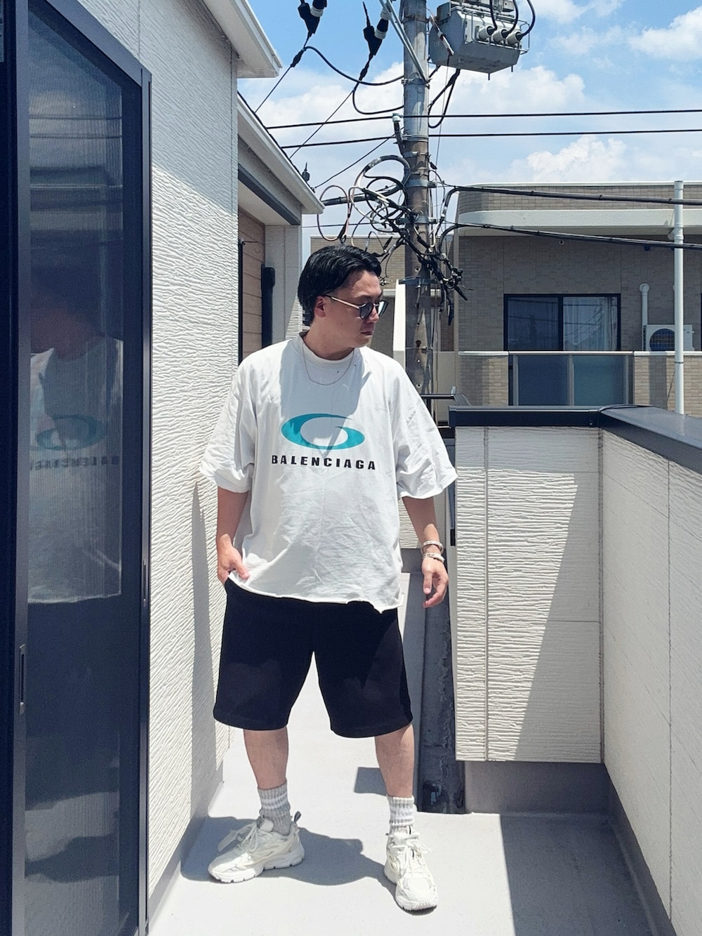 ホワイト系のTシャツ/カットソー、ブラック系のスウェットパンツ、ホワイト系のスニーカーを着用したメンズの夏コーディネートの3枚目の写真