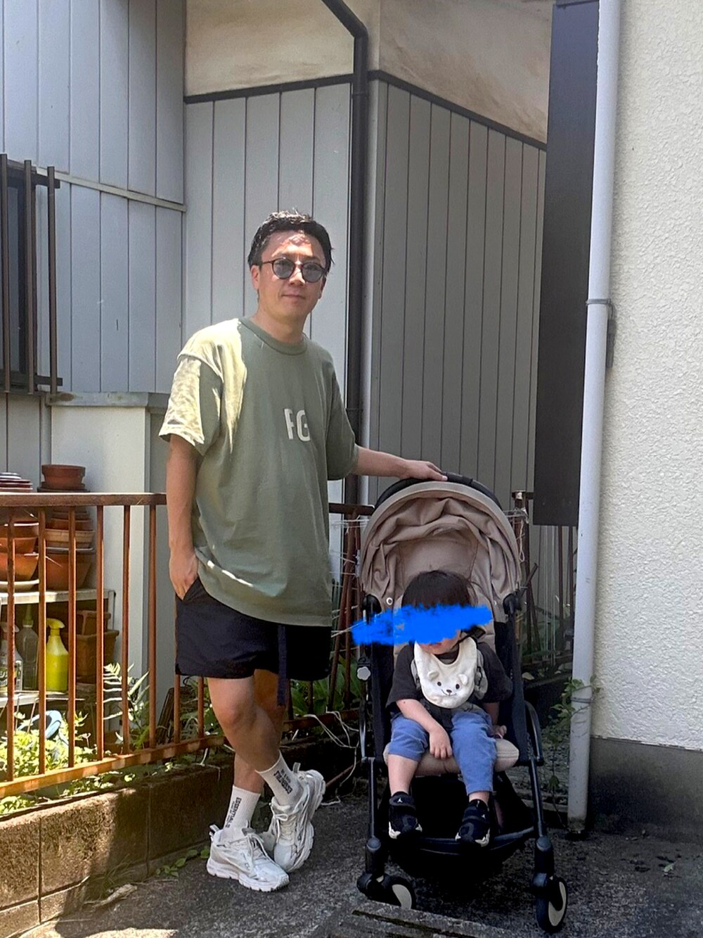 グリーン系のTシャツ/カットソー、ブルー系のパンツ、ホワイト系のスニーカーを着用したメンズの夏コーディネートの3枚目の写真