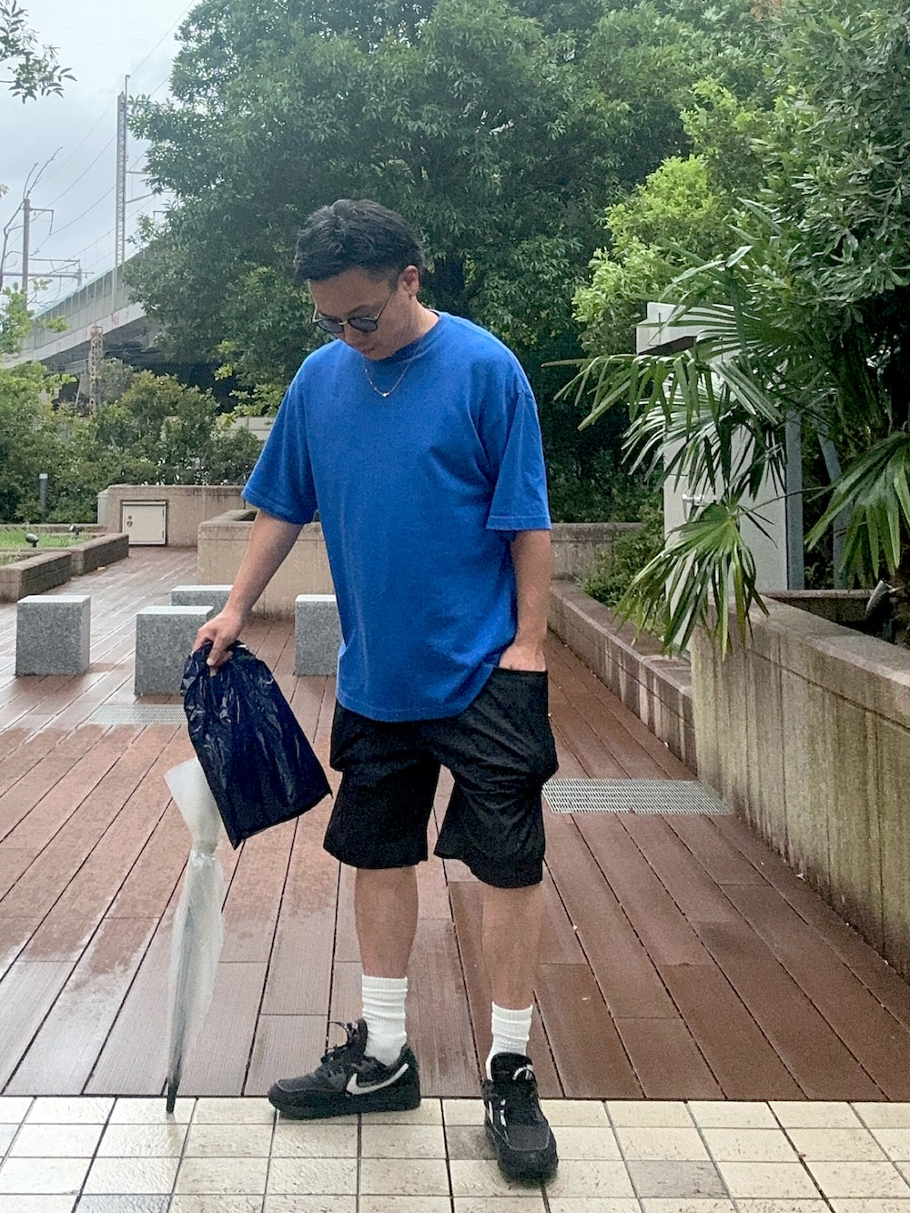 ブラック系のその他パンツ、ブルー系のTシャツ/カットソー、ブラック系のスニーカーを着用したメンズの夏コーディネートの3枚目の写真