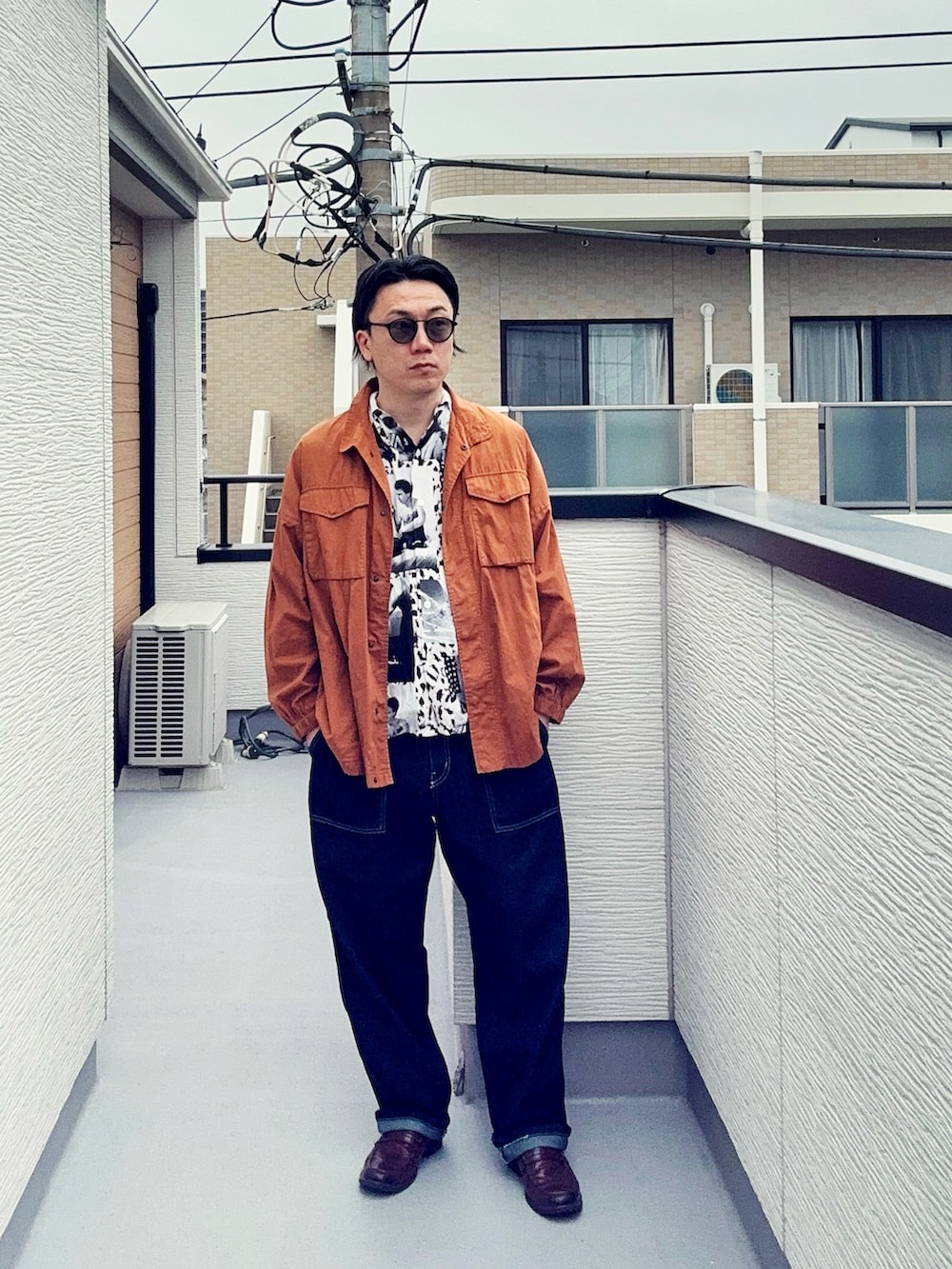 ブルー系のデニムパンツ、ホワイト系のシャツ/ブラウス、ブラウン系のシャツ/ブラウスを着用したメンズの春コーディネートの2枚目の写真