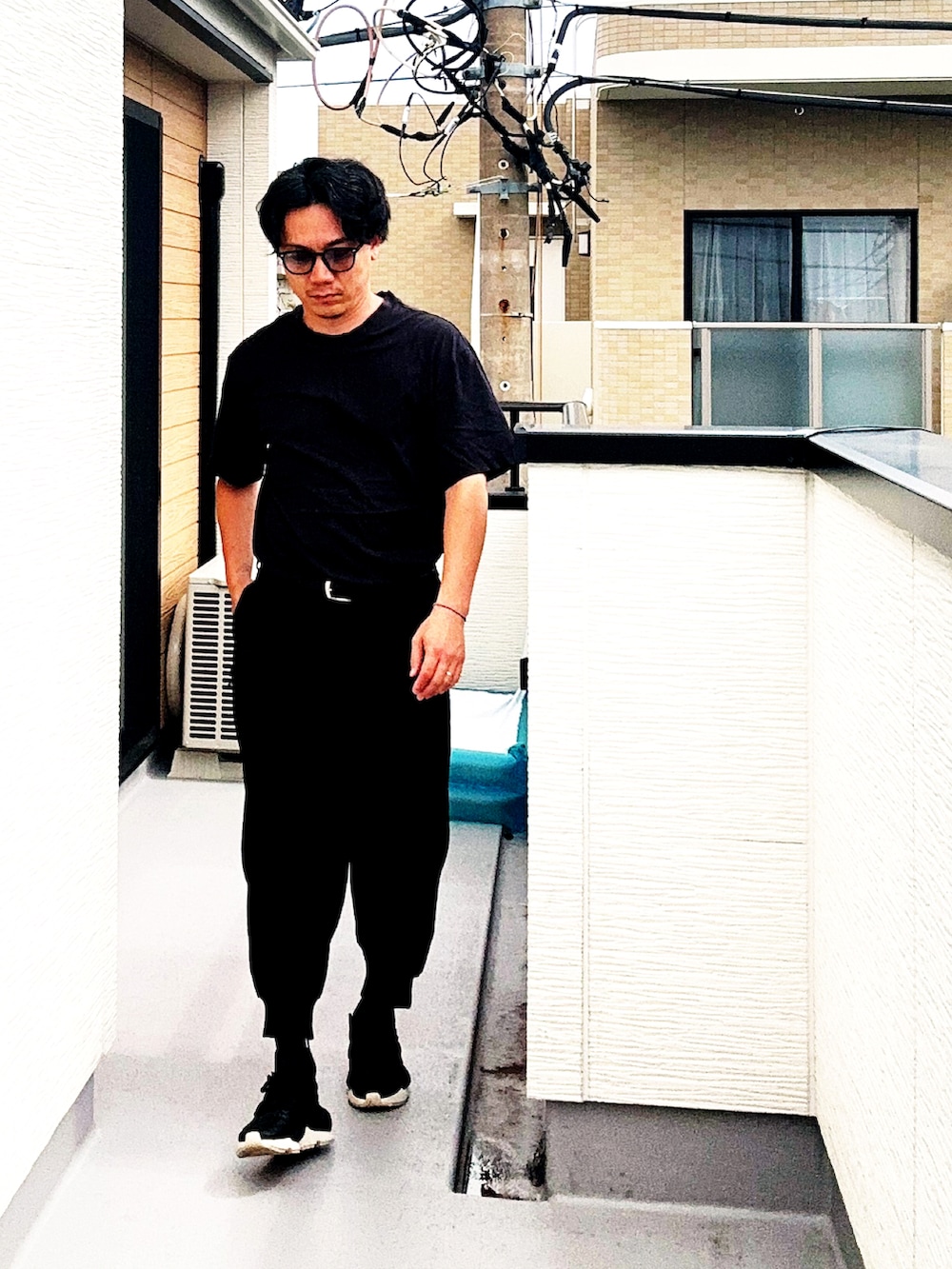 ブラック系のTシャツ/カットソー、ブラック系のスニーカー、ブラック系のその他パンツを着用したメンズの秋コーディネートの3枚目の写真