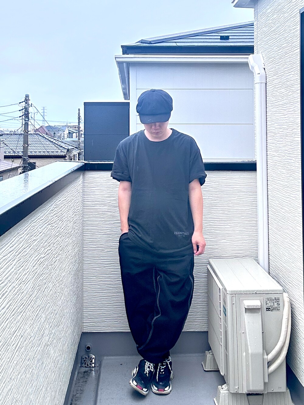 ブラック系のTシャツ/カットソー、ブラック系のデニムパンツ、ブラック系のスニーカーを着用したメンズの夏コーディネートの4枚目の写真