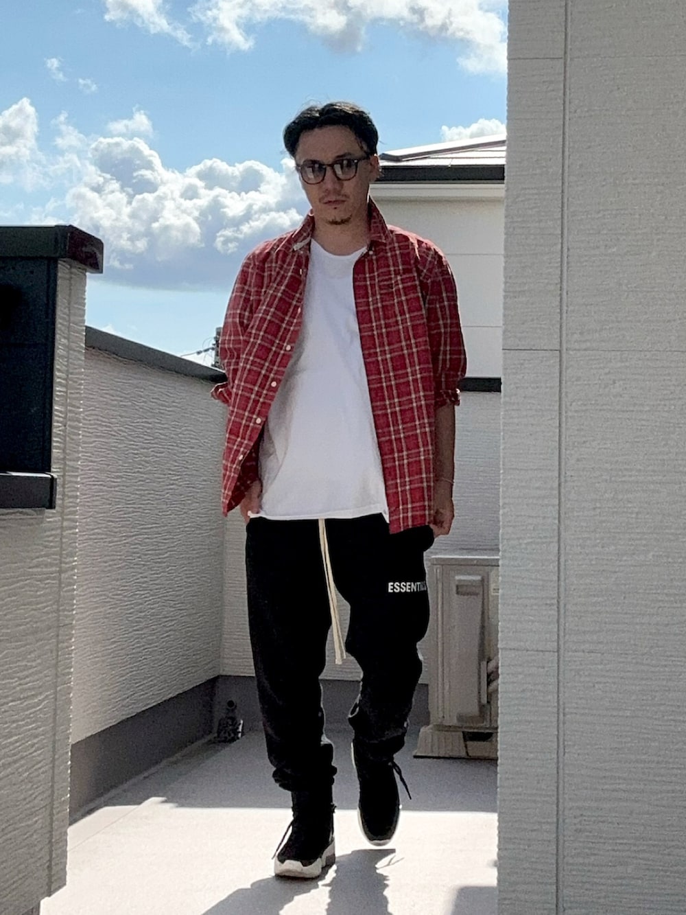 ホワイト系のTシャツ/カットソー、ブラック系のスウェットパンツ、ブラック系のスニーカーを着用したメンズの夏コーディネートの3枚目の写真