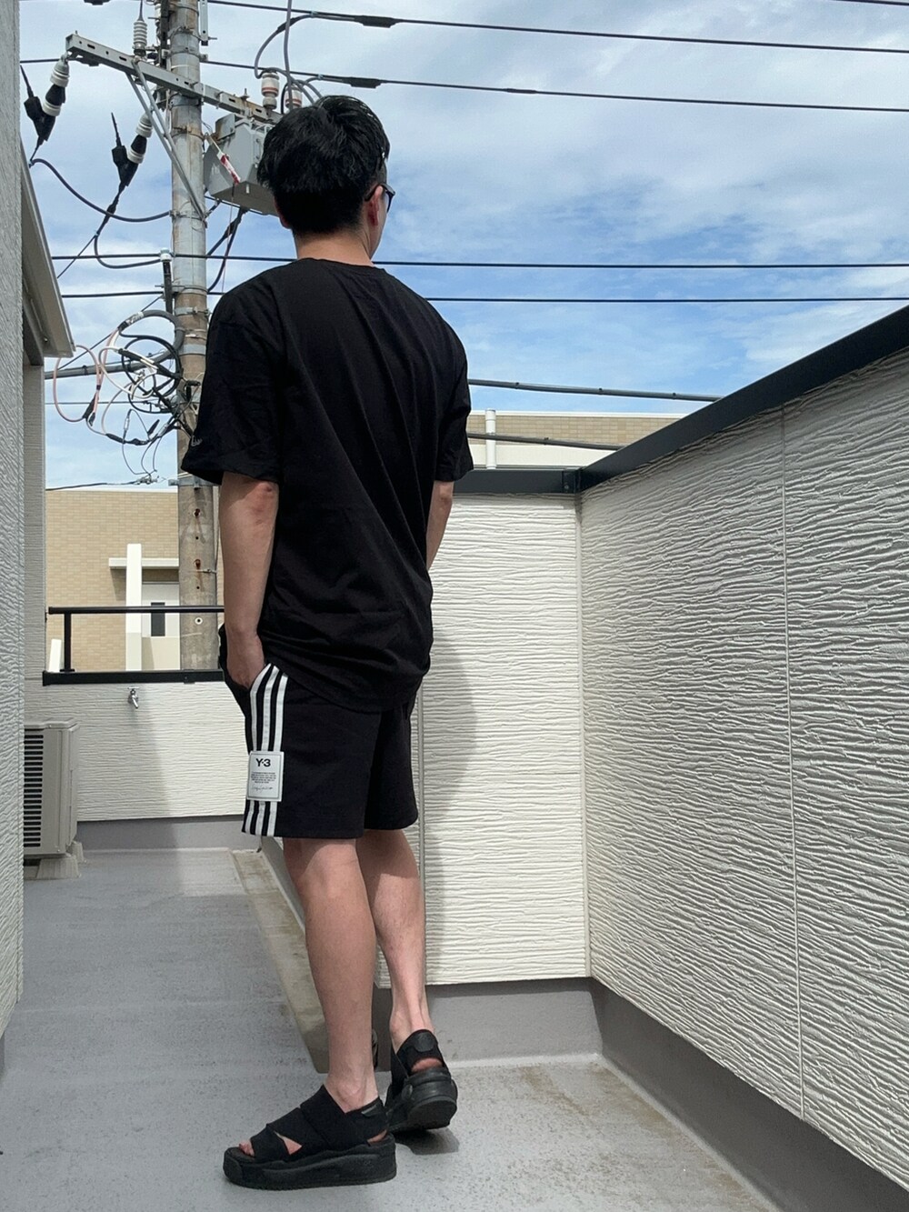 ブラック系のその他パンツ、ブラック系のサンダル、ブラック系のTシャツ/カットソーを着用したメンズの夏コーディネートの2枚目の写真