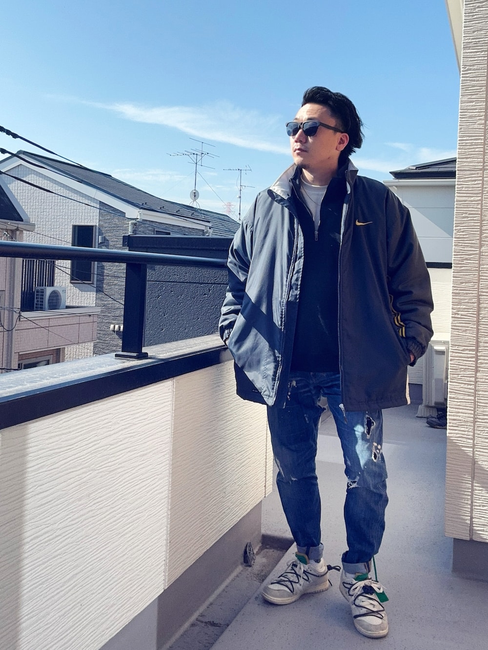 ブルー系のデニムパンツ、グリーン系のスウェット、ホワイト系のTシャツ/カットソーを着用したメンズの冬コーディネートの2枚目の写真