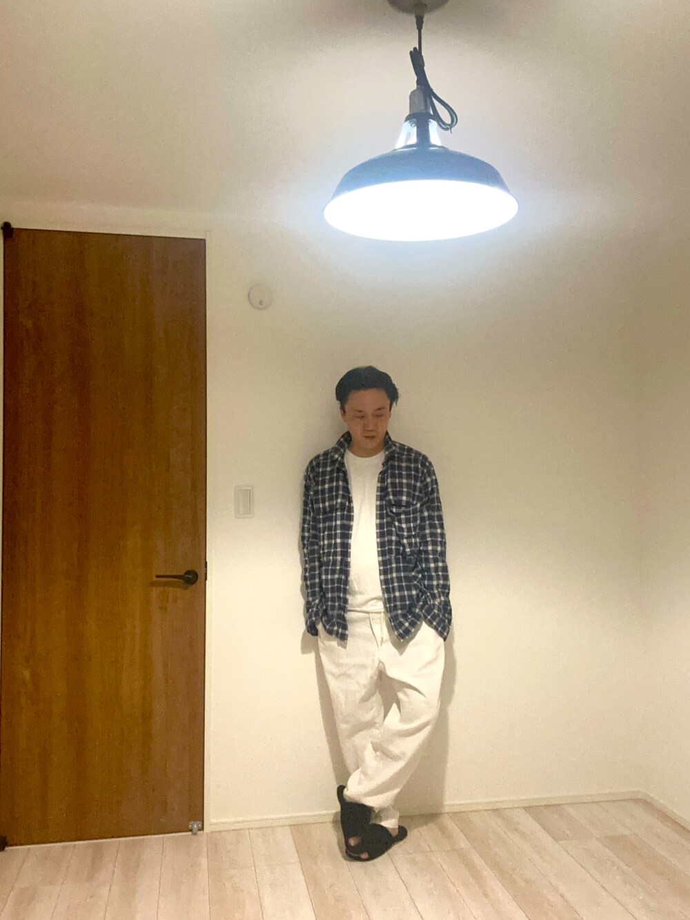 ブルー系のシャツ/ブラウス、ホワイト系のデニムパンツ、ホワイト系のTシャツ/カットソーを着用したメンズの春コーディネートの3枚目の写真