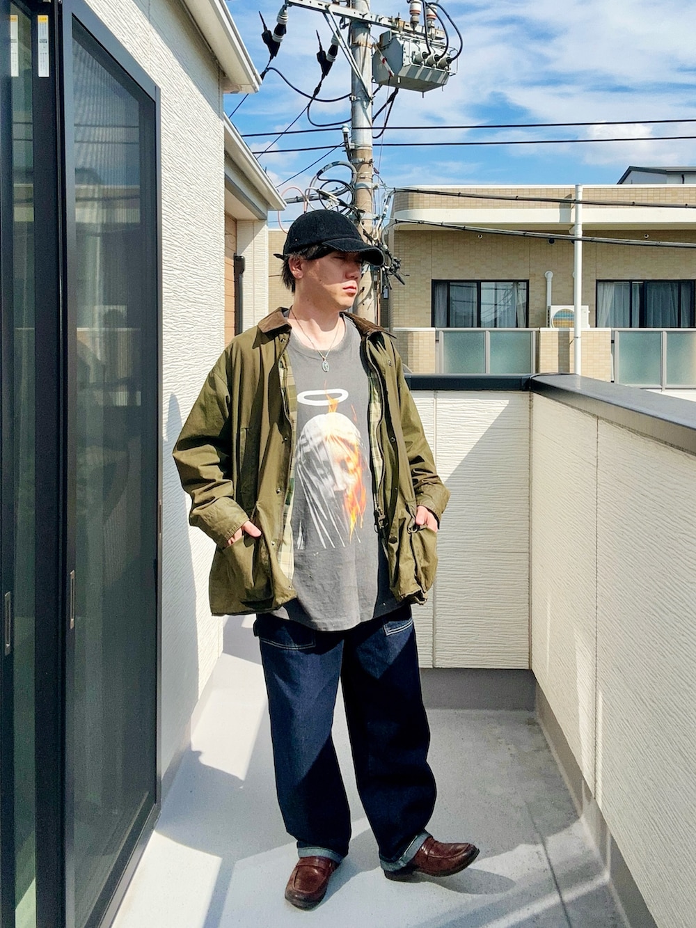 ブルー系のデニムパンツ、ブラック系のTシャツ/カットソー、グリーン系のジャケット/アウターを着用したメンズの秋コーディネートの3枚目の写真