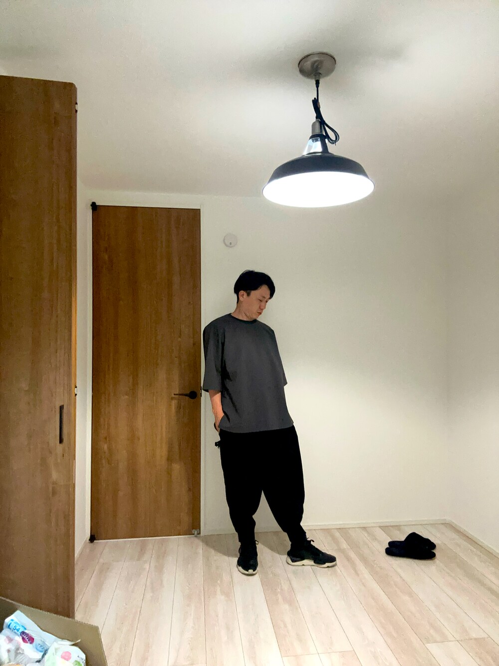 ブラック系のスニーカー、ブラック系のその他パンツ、グレー系のTシャツ/カットソーを着用したメンズの春コーディネートの3枚目の写真