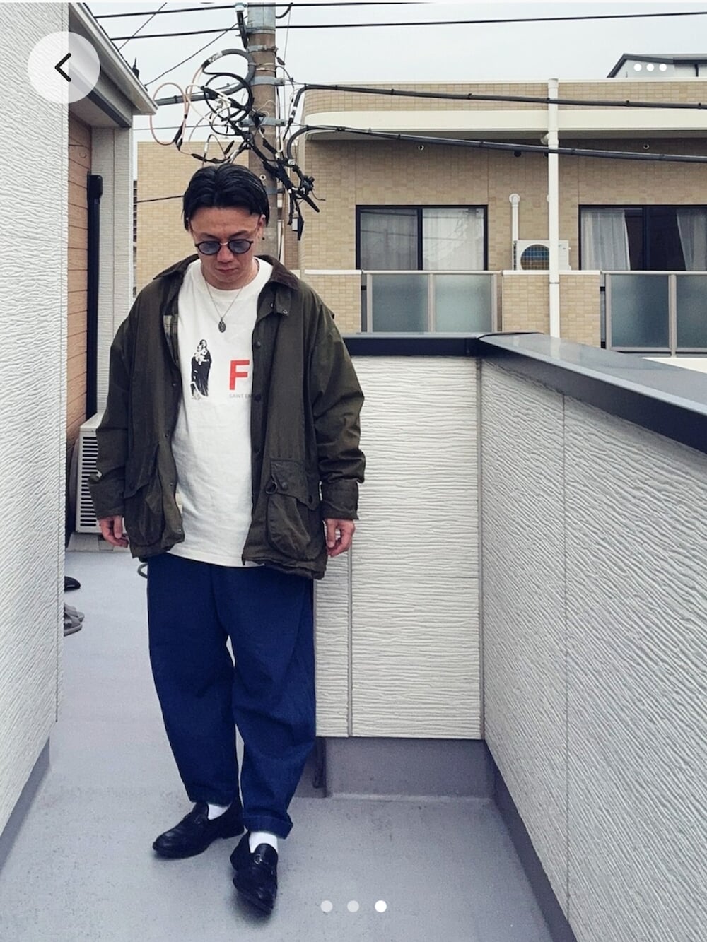 ブルー系のデニムパンツ、ブラック系のローファー、ホワイト系のTシャツ/カットソーを着用したメンズの春コーディネートの2枚目の写真