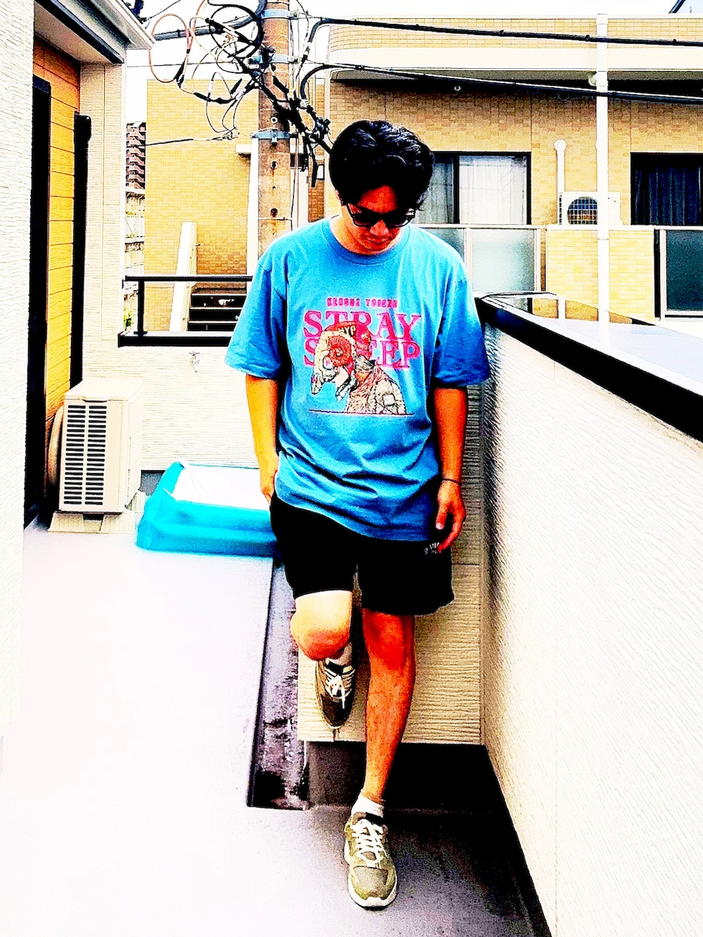 ブルー系のTシャツ/カットソー、ブラック系のスウェットパンツ、グレー系のスニーカーを着用したメンズの秋コーディネートの5枚目の写真