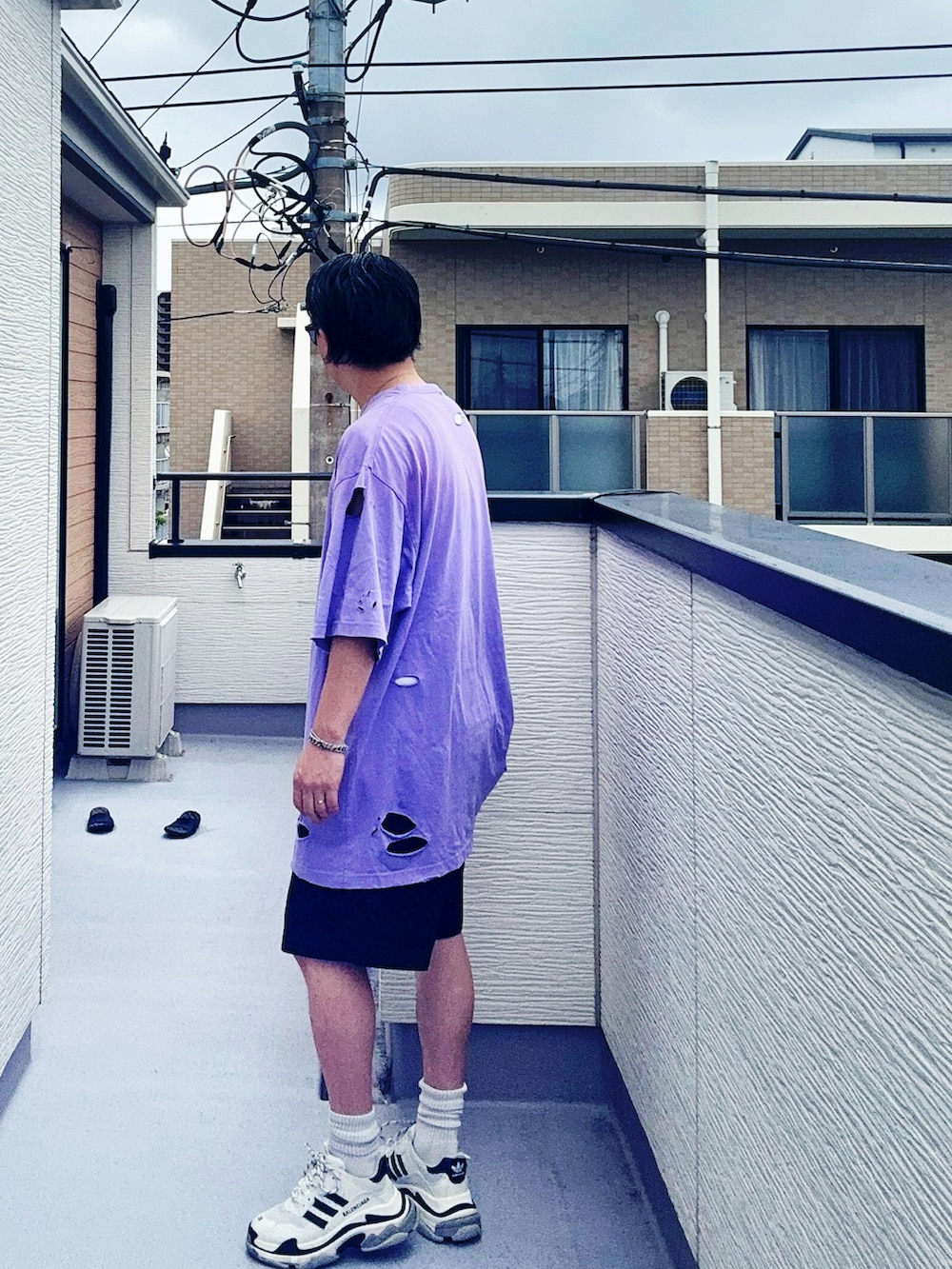 パープル系のTシャツ/カットソー、ブラック系のパンツ、ホワイト系のシューズを着用したメンズの秋コーディネートの3枚目の写真