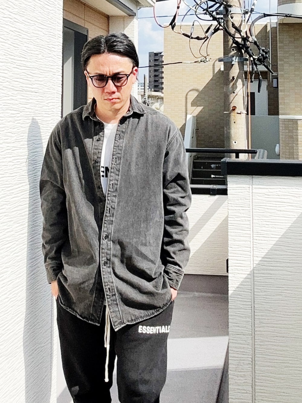 ブラック系のシャツ/ブラウス、ホワイト系のTシャツ/カットソー、ブラック系のスウェットパンツを着用したメンズの秋コーディネートの2枚目の写真