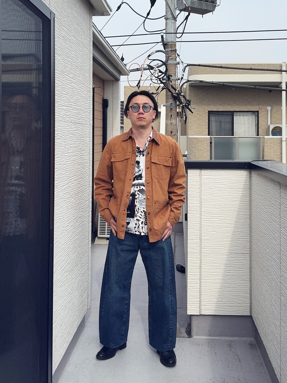 ブラック系のローファー、ホワイト系のシャツ/ブラウス、ブラウン系のカバーオールを着用したメンズの春コーディネートの4枚目の写真