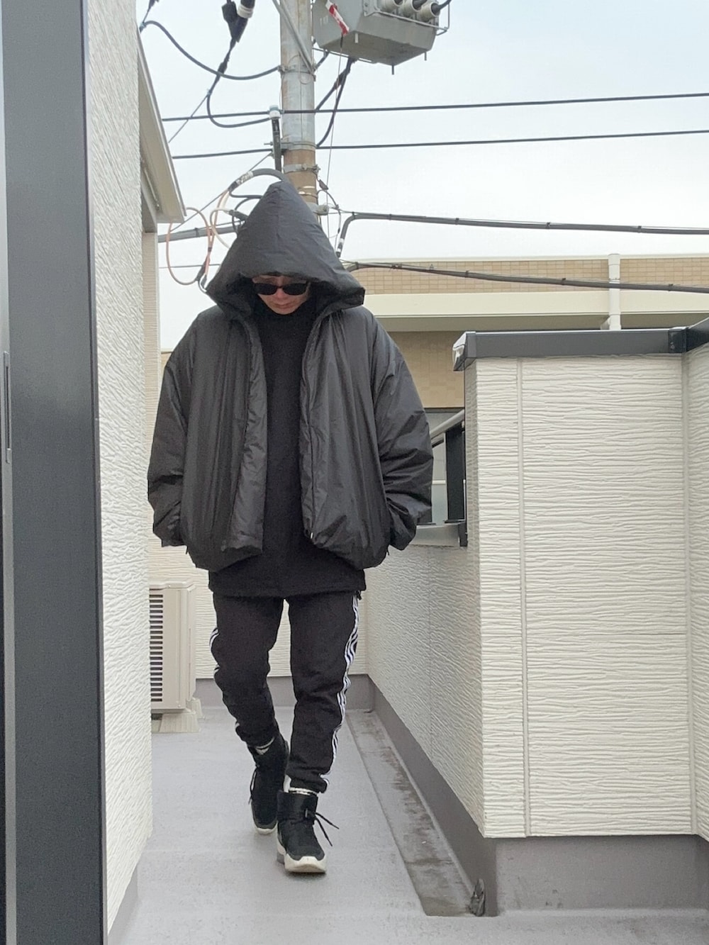 ブラック系のスウェット、ブラック系のジャケット/アウター、ブラック系のスウェットパンツを着用したメンズの冬コーディネートの3枚目の写真