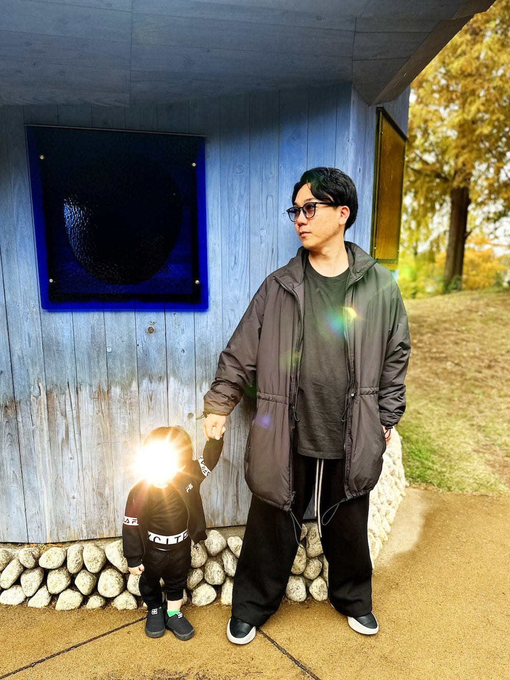 ブラック系のTシャツ/カットソー、ブラック系のその他アウター、ブラック系のスウェットパンツを着用したメンズの秋コーディネートの2枚目の写真