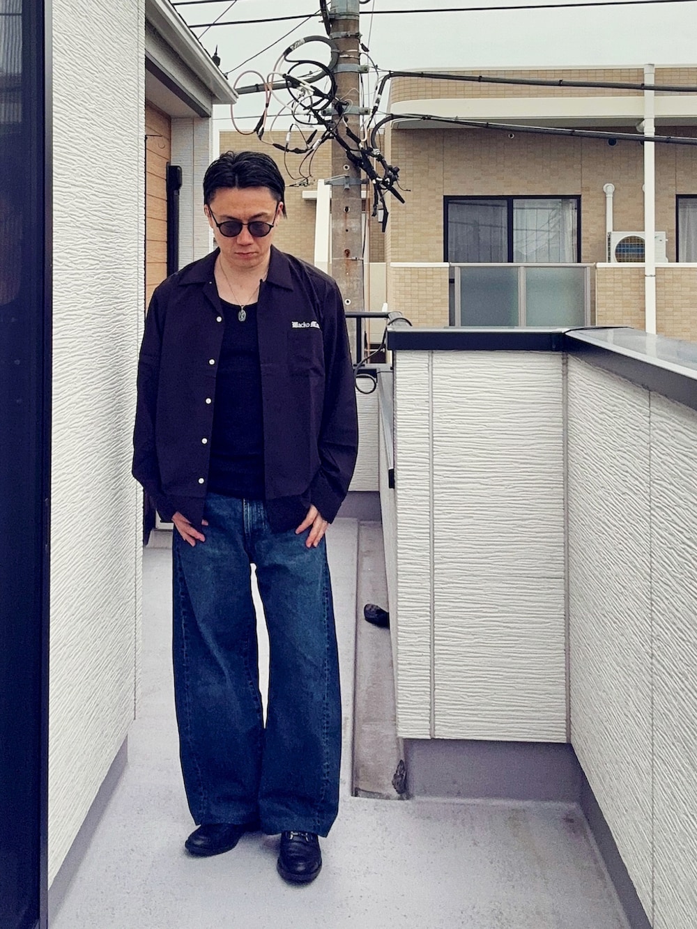 ブラック系のローファー、ブラック系のタンクトップ、ブラック系のシャツ/ブラウスを着用したメンズの春コーディネートの2枚目の写真