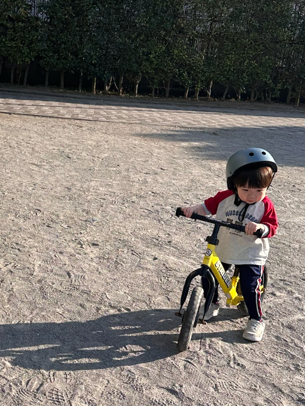 ブルー系のデニムパンツ、グレー系のスウェット、グレー系のスニーカーを着用したメンズの冬コーディネートの5枚目の写真