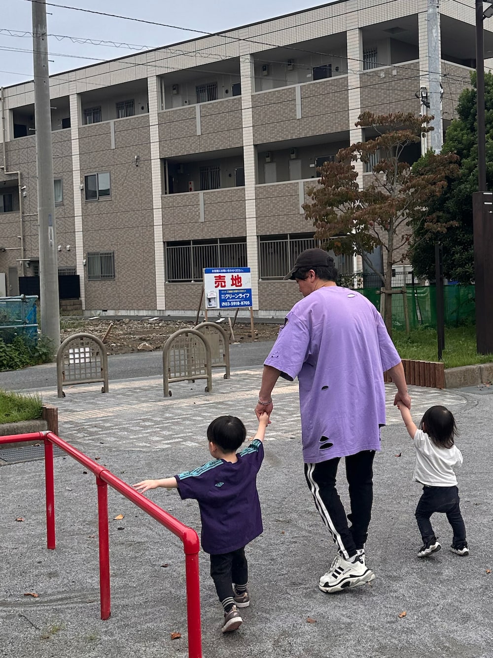 パープル系のTシャツ/カットソー、ブラック系のパンツ、ホワイト系のシューズを着用したメンズの秋コーディネートの3枚目の写真