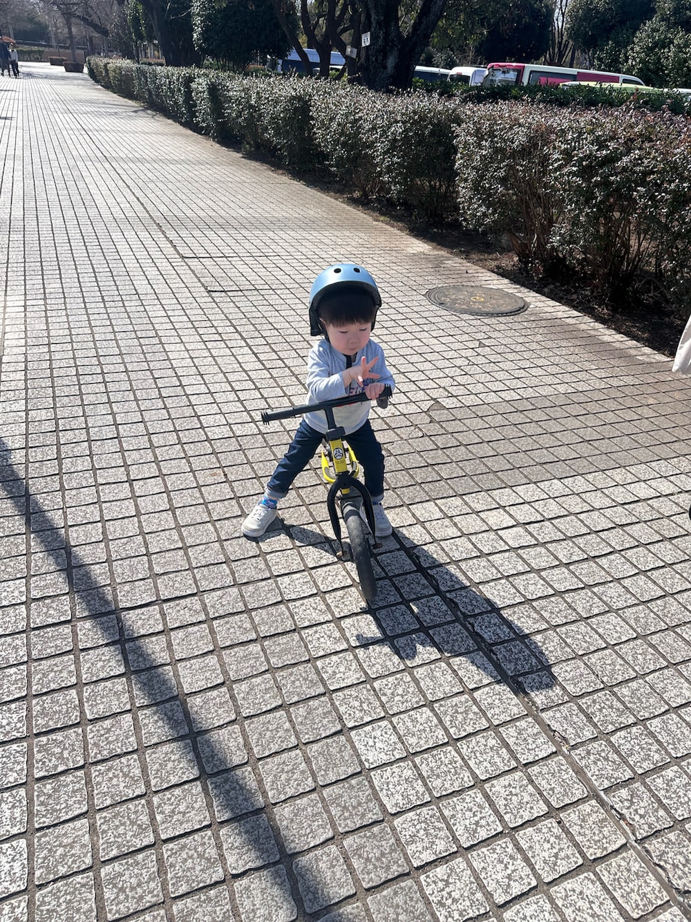 ブラック系のスラックス、ブラック系のシャツ/ブラウス、ブラック系のジャケット/アウターを着用したメンズの春コーディネートの5枚目の写真