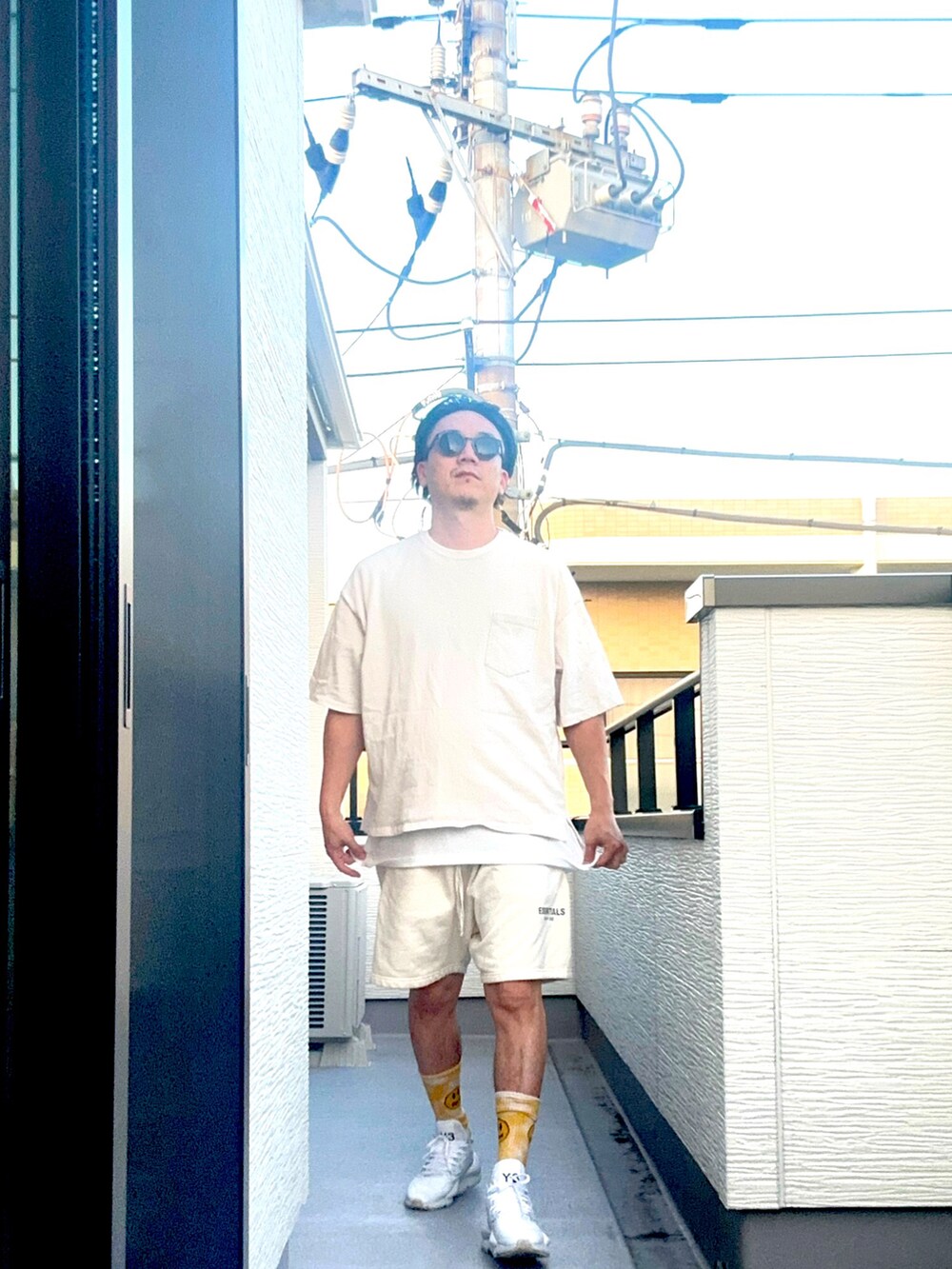 ホワイト系のTシャツ/カットソー、ホワイト系のTシャツ/カットソー、ホワイト系のスニーカーを着用したメンズの夏コーディネートの4枚目の写真