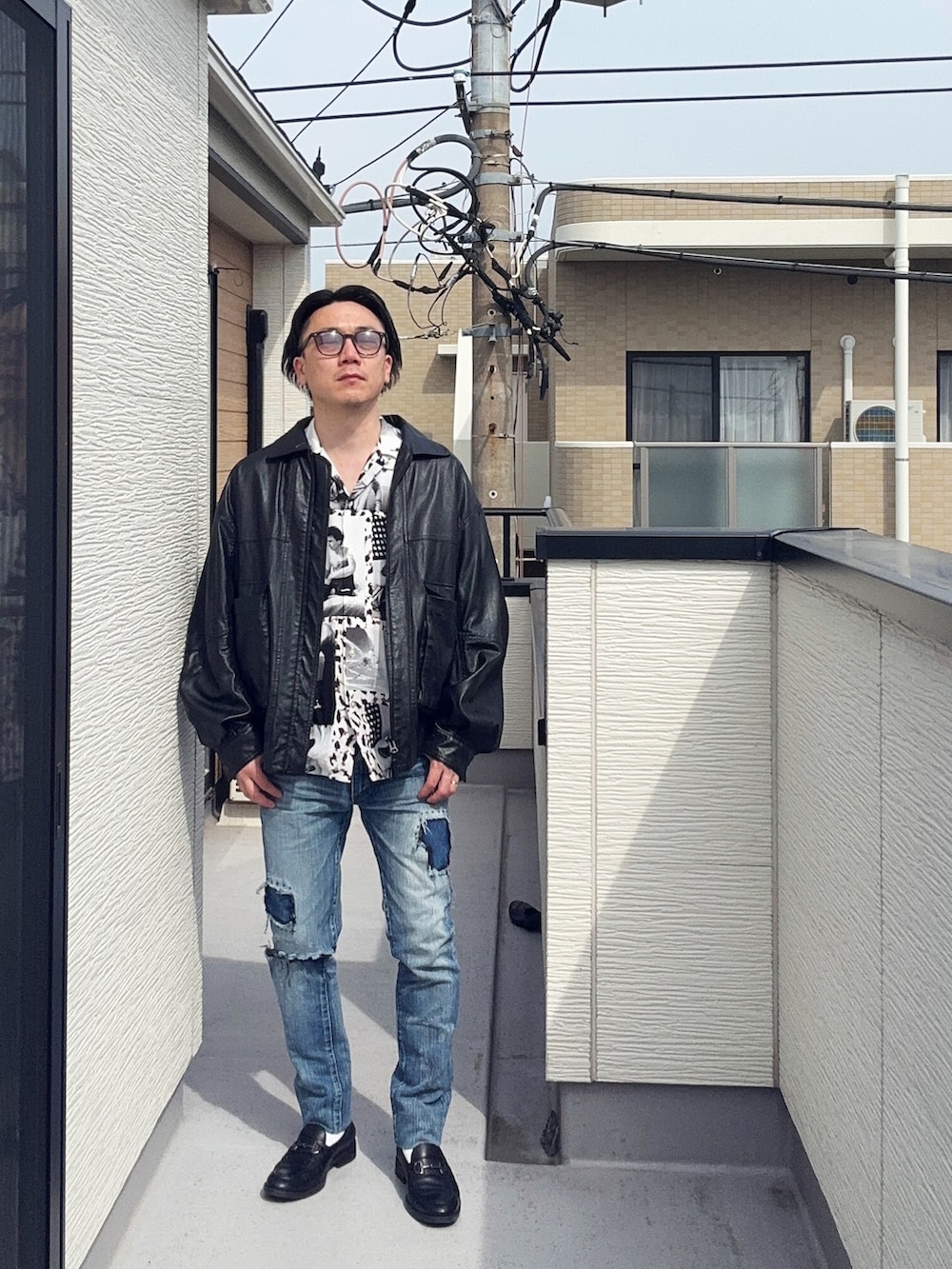 ブラック系のブルゾン、ブラック系のローファー、ホワイト系のシャツ/ブラウスを着用したメンズの春コーディネートの4枚目の写真