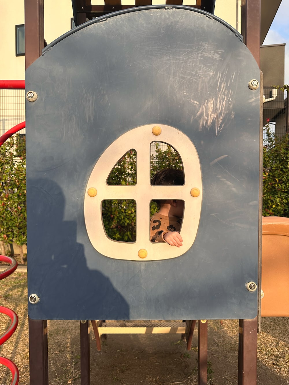 ブルー系のデニムパンツ、ブラック系のスニーカー、ブラック系のスウェットを着用したメンズの秋コーディネートの5枚目の写真