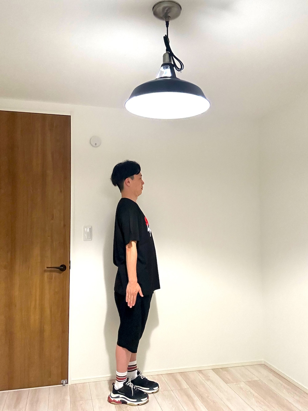 ブラック系のTシャツ/カットソー、ブラック系のその他パンツ、ブラック系のスニーカーを着用したメンズの春コーディネートの4枚目の写真