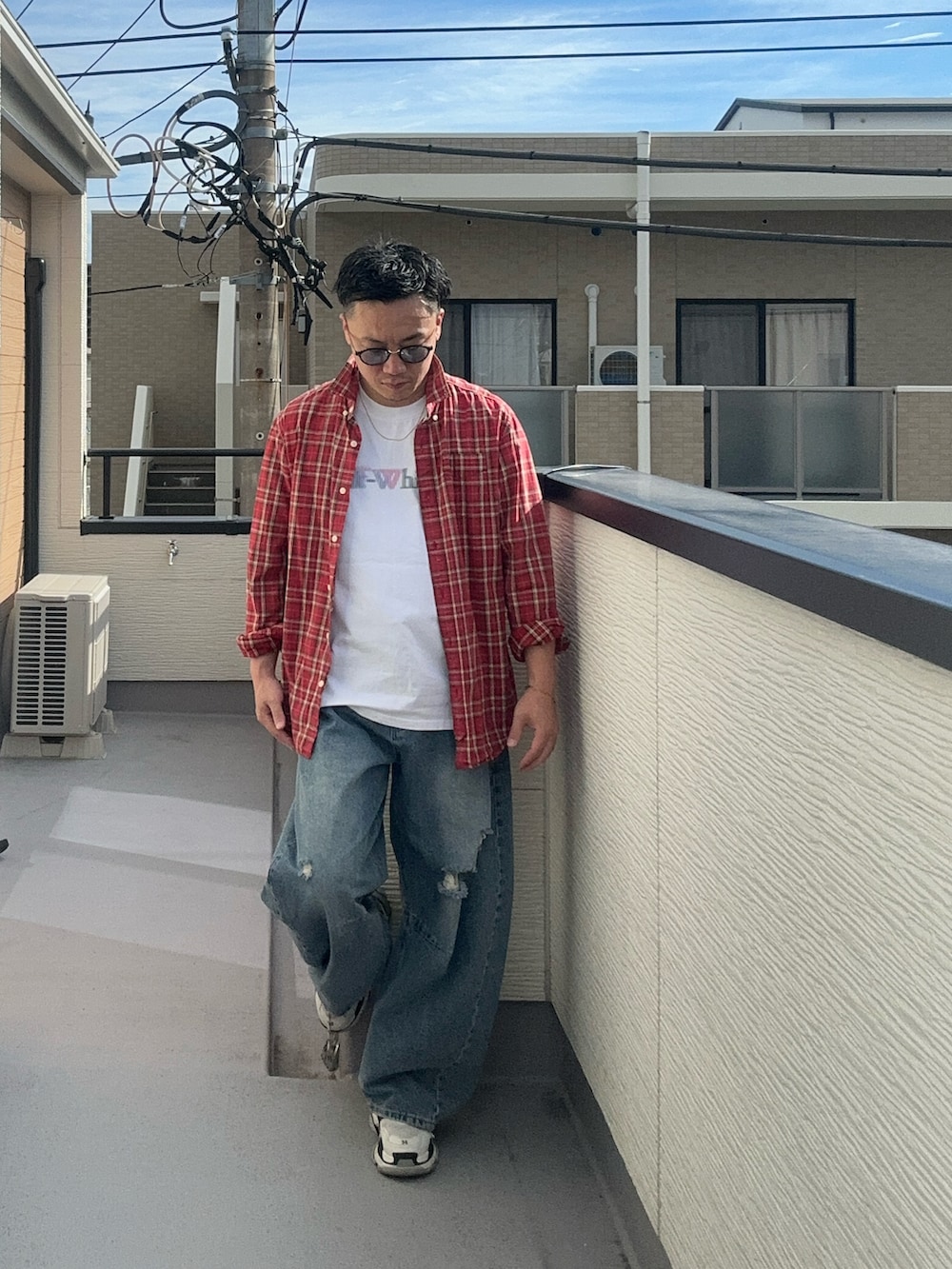 ブルー系のデニムパンツ、ホワイト系のTシャツ/カットソー、レッド系のシャツ/ブラウスを着用したメンズの秋コーディネートの3枚目の写真