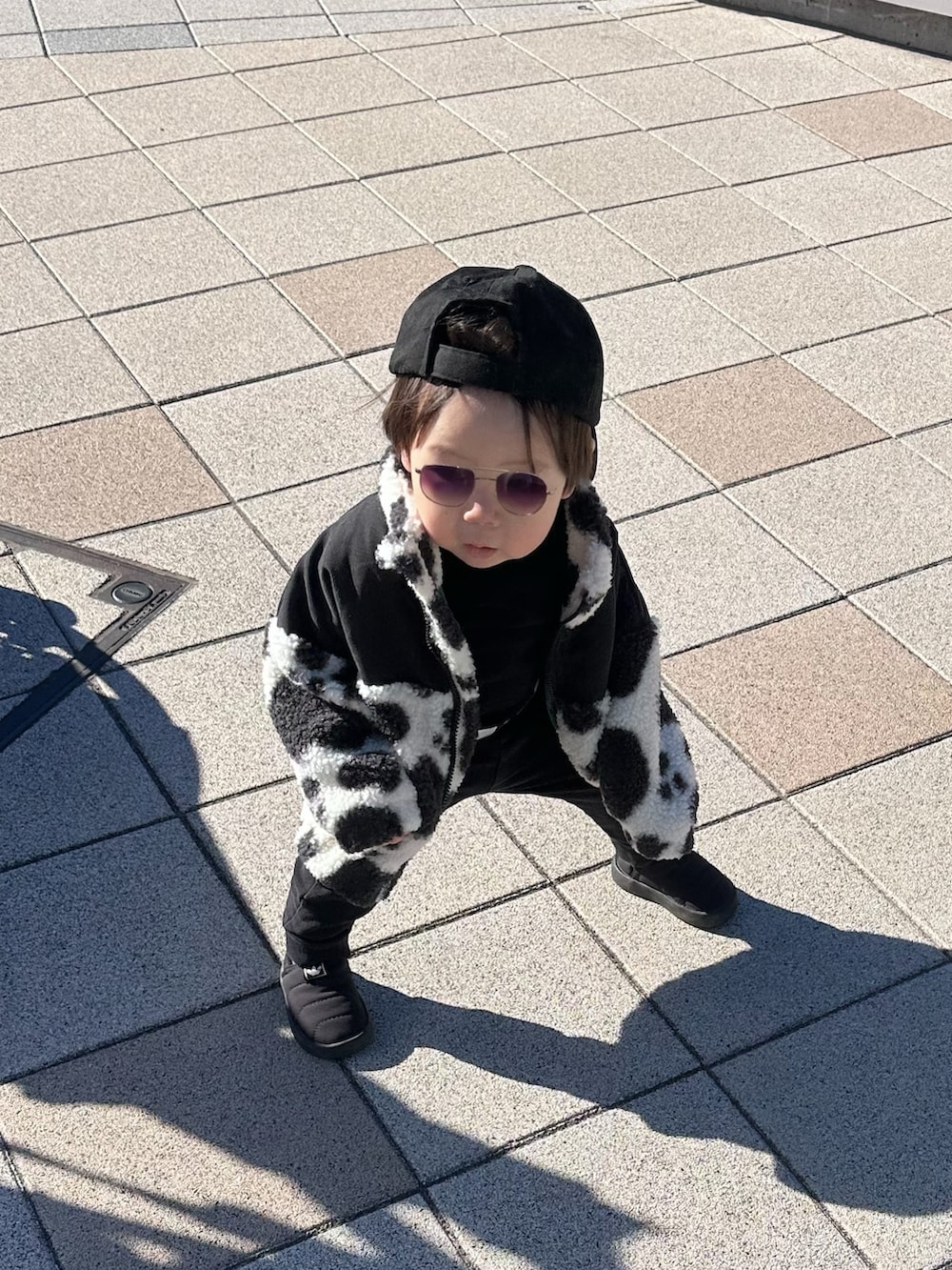 ブラック系のTシャツ/カットソー、ブラック系のその他アウター、グレー系のスウェットパンツを着用したメンズの秋コーディネートの5枚目の写真