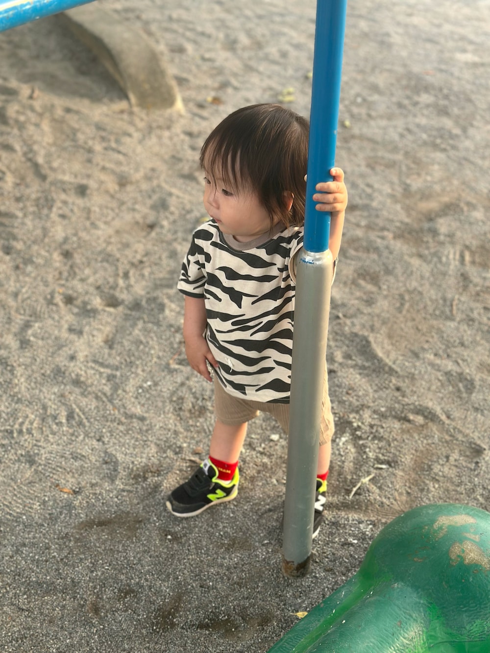 ブルー系のシャツ/ブラウス、ブラック系のサンダル、ブラック系のその他パンツを着用したメンズの夏コーディネートの5枚目の写真