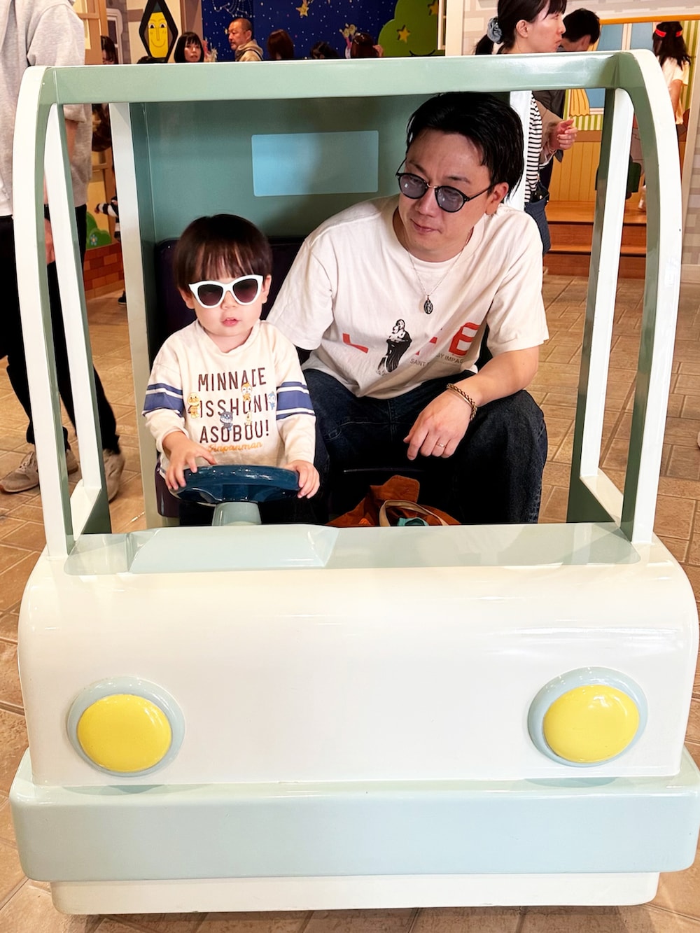 ホワイト系のTシャツ/カットソー、ブラウン系のシャツ/ブラウス、ブルー系のデニムパンツを着用したメンズの春コーディネートの2枚目の写真