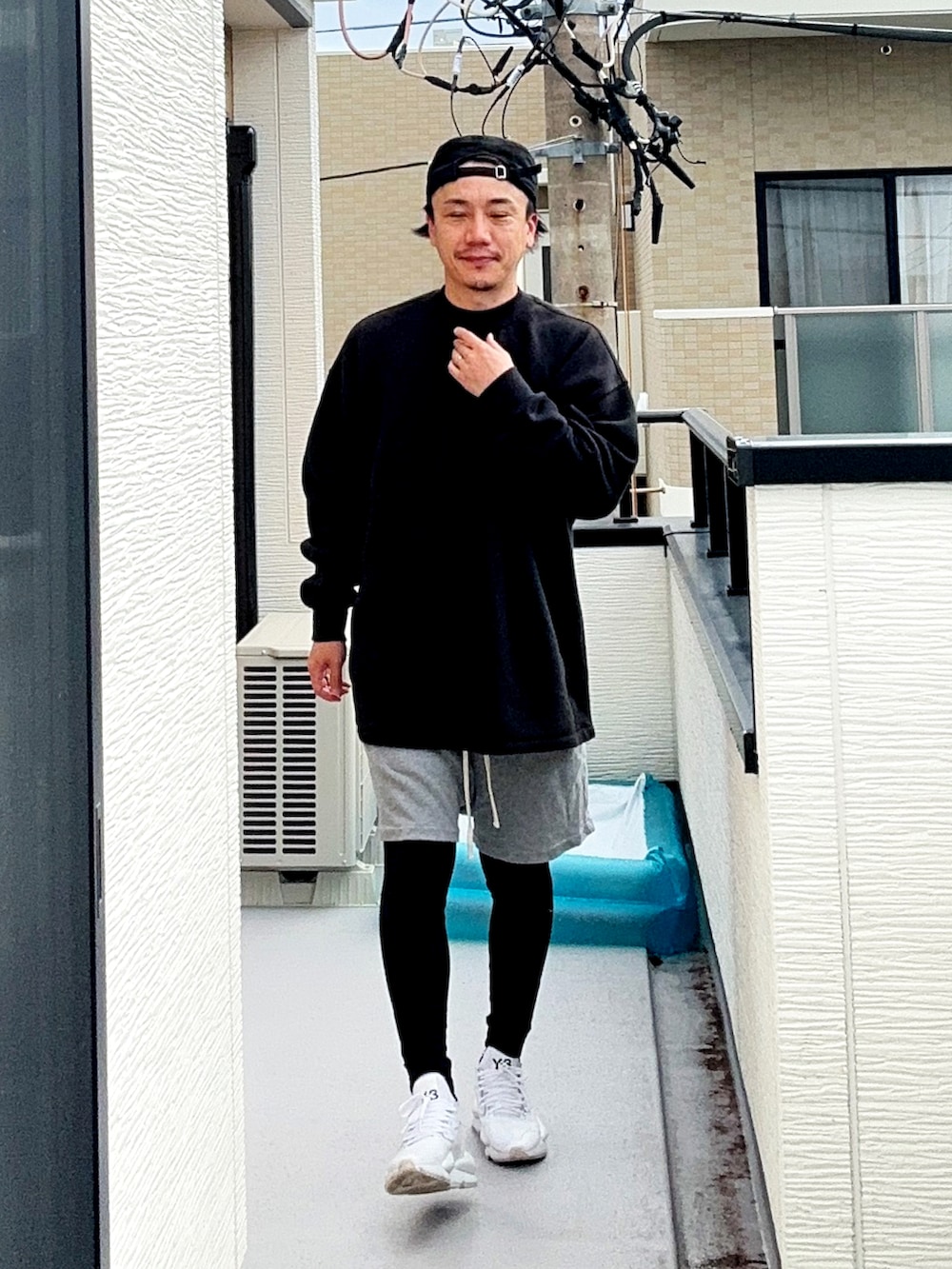 「ストリート、レギンス、キャップ、秋服、秋服準備はじめました、秋コーデ、スポーツミックス、スエット、ビッグシルエット、スニーカー、スポーティー」｜「FOG ESSENTIALSの＜FEAR OF GOD ESSENTIALS＞ RELAXED CREW NECK2/スウェット（スウェット、ブラック系）」を使った、（asatomoz）さん（メンズ・170cm）の秋コーディネートの2枚目の写真
