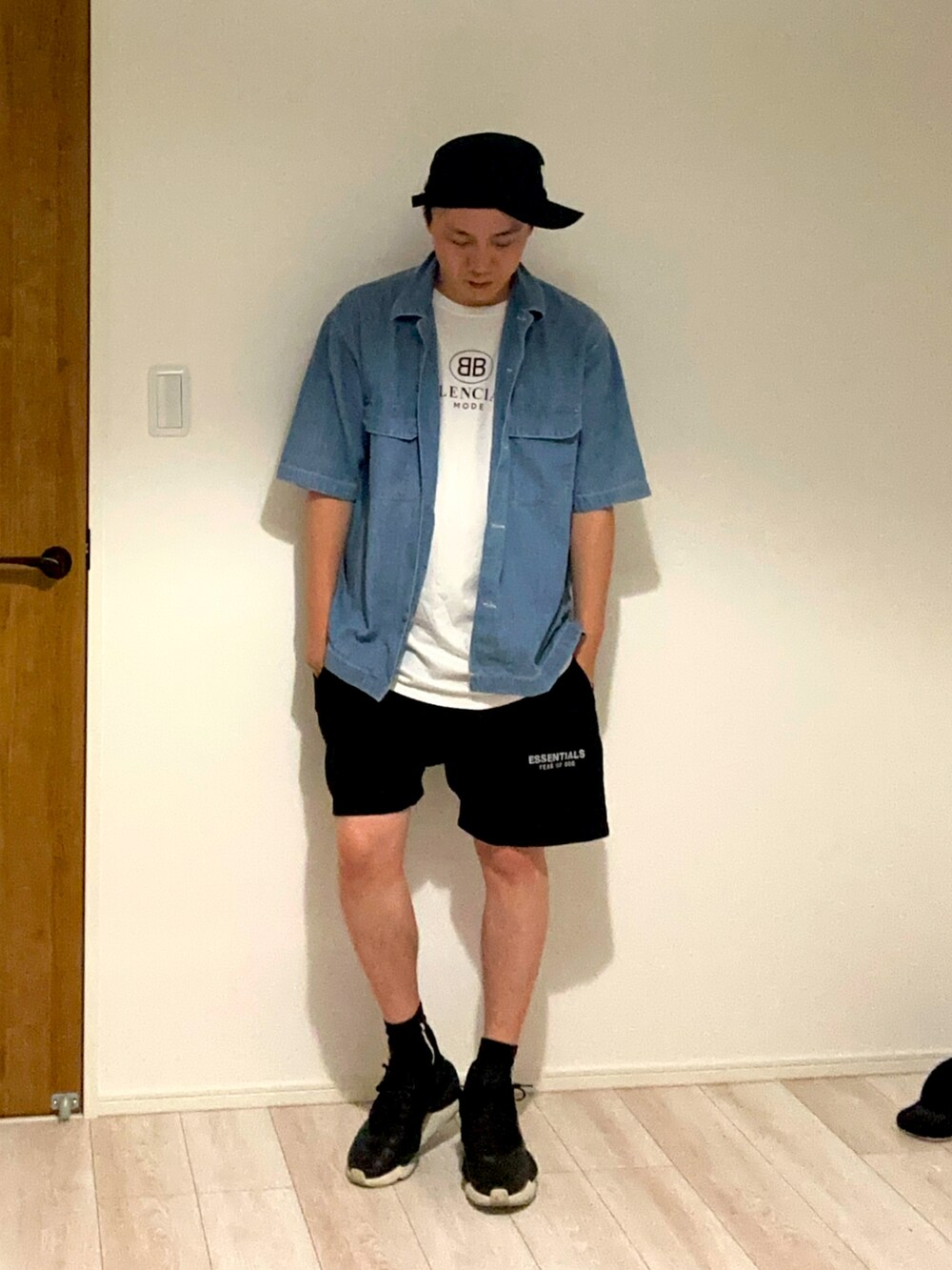 ホワイト系のスニーカー、ブラック系のスウェットパンツ、ブルー系のシャツ/ブラウスを着用したメンズの春コーディネートの3枚目の写真