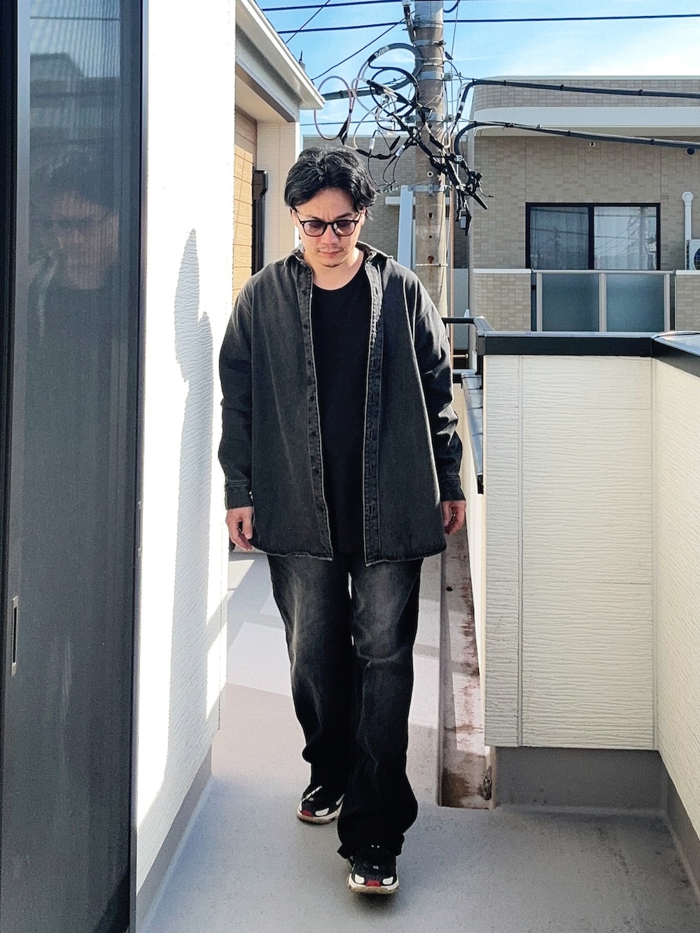 ブラック系のTシャツ/カットソー、ブラック系のシャツ/ブラウス、ブラック系のデニムパンツを着用したメンズの秋コーディネートの2枚目の写真