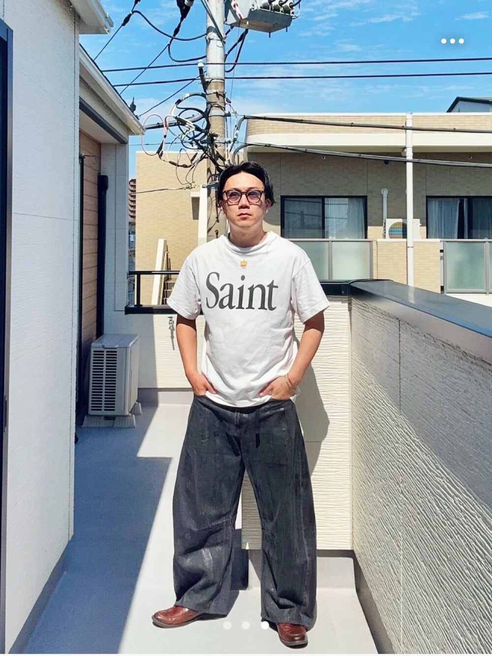 ブラック系のデニムパンツ、ホワイト系のTシャツ/カットソー、ブラウン系のローファーを着用したメンズの夏コーディネートの2枚目の写真
