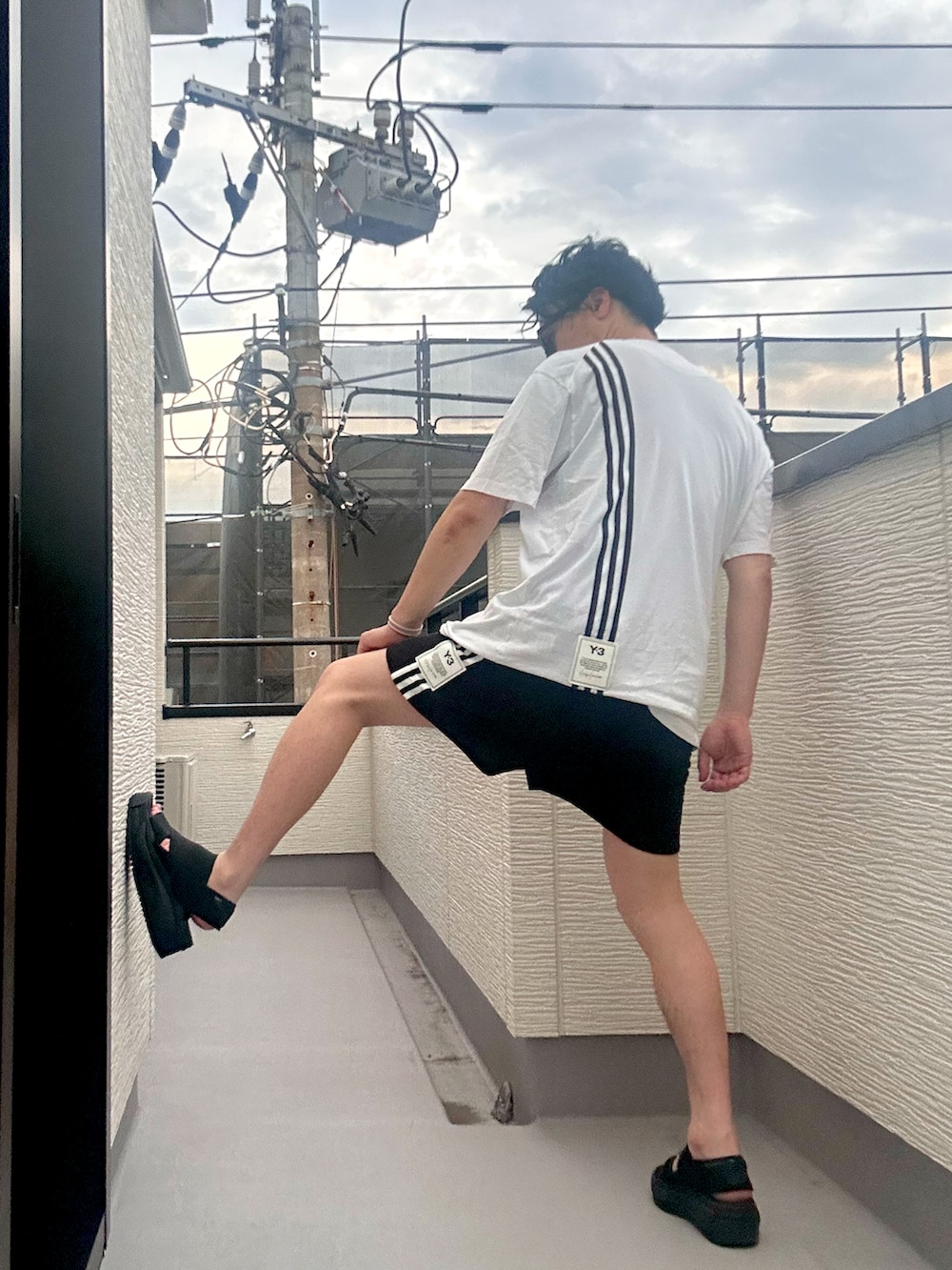 ホワイト系のTシャツ/カットソー、ブラック系のその他パンツ、ブラック系のサンダルを着用したメンズの夏コーディネートの2枚目の写真