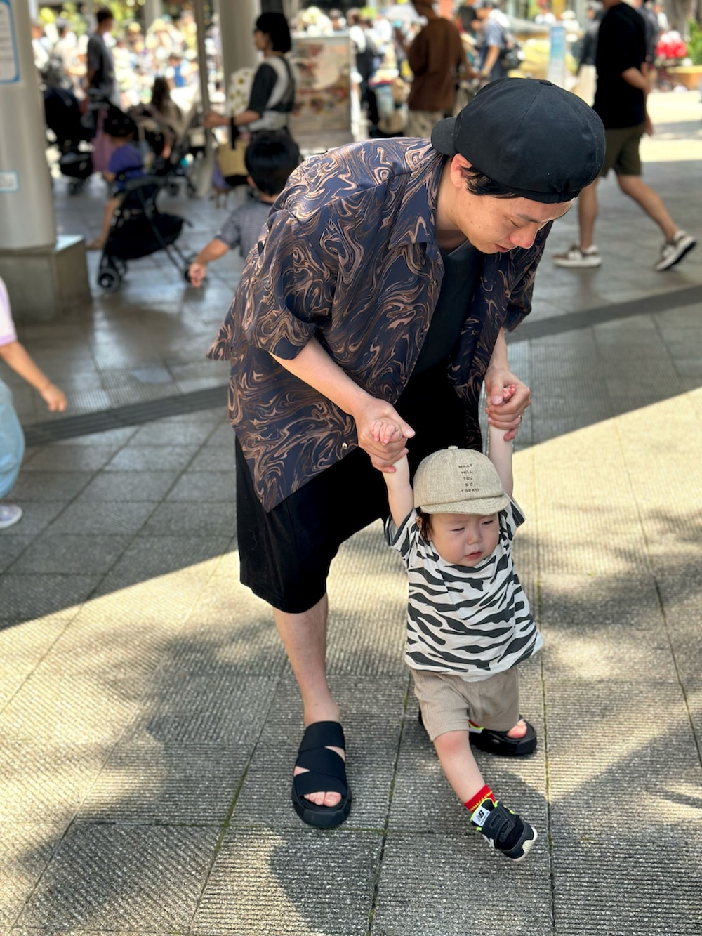 ブルー系のシャツ/ブラウス、ブラック系のサンダル、ブラック系のその他パンツを着用したメンズの夏コーディネートの4枚目の写真