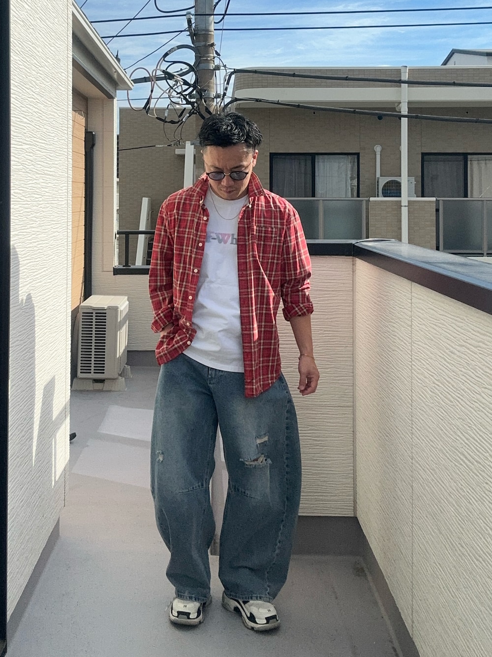 ブルー系のデニムパンツ、ホワイト系のTシャツ/カットソー、レッド系のシャツ/ブラウスを着用したメンズの秋コーディネートの2枚目の写真