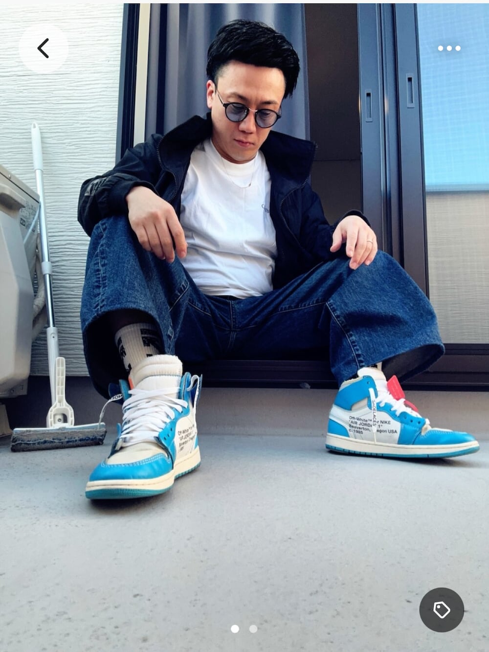 ホワイト系のTシャツ/カットソー、ブラック系のブルゾン、ブルー系のデニムパンツを着用したメンズの冬コーディネートの2枚目の写真