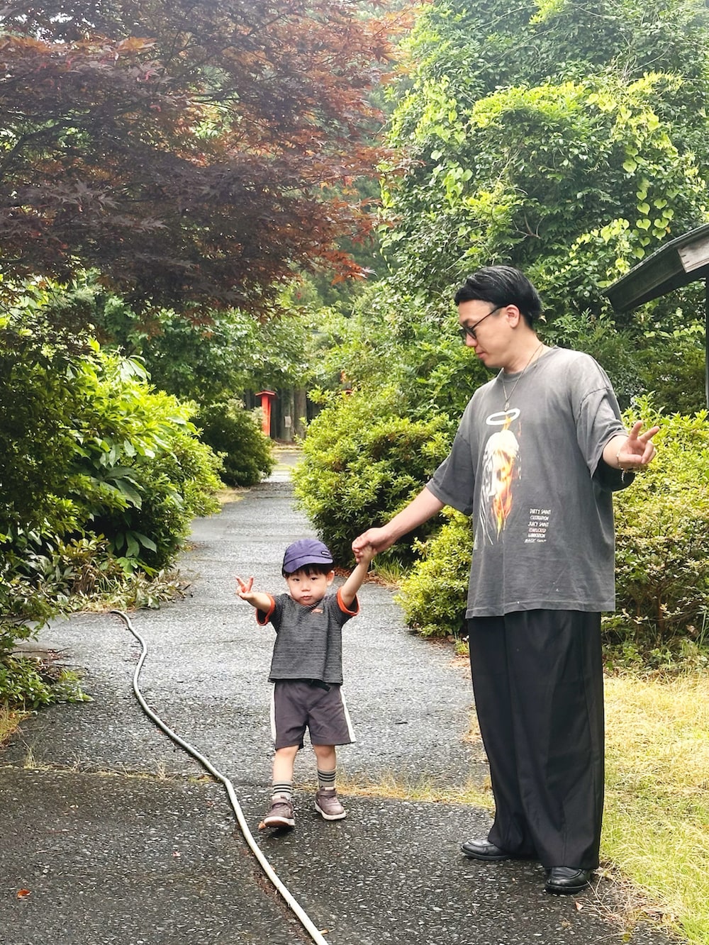 ブラック系のスラックス、ブラック系のローファー、ブラック系のTシャツ/カットソーを着用したメンズの夏コーディネートの3枚目の写真