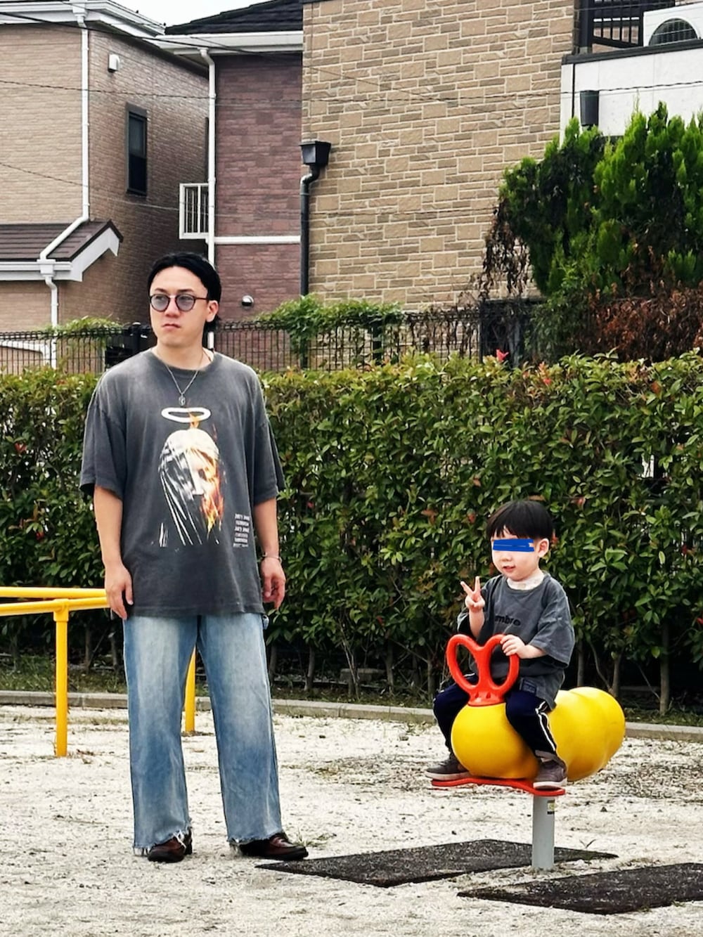 ブルー系のデニムパンツ、ブラック系のTシャツ/カットソー、ブラウン系のローファーを着用したメンズの秋コーディネートの2枚目の写真