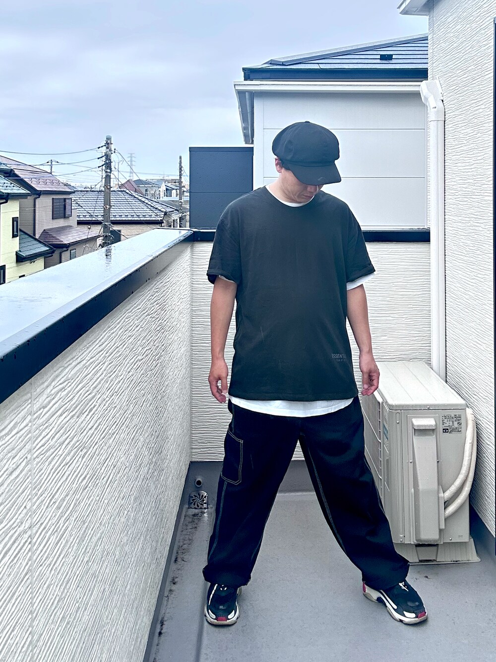 ブラック系のTシャツ/カットソー、ブラック系のデニムパンツ、ブラック系のスニーカーを着用したメンズの夏コーディネートの2枚目の写真