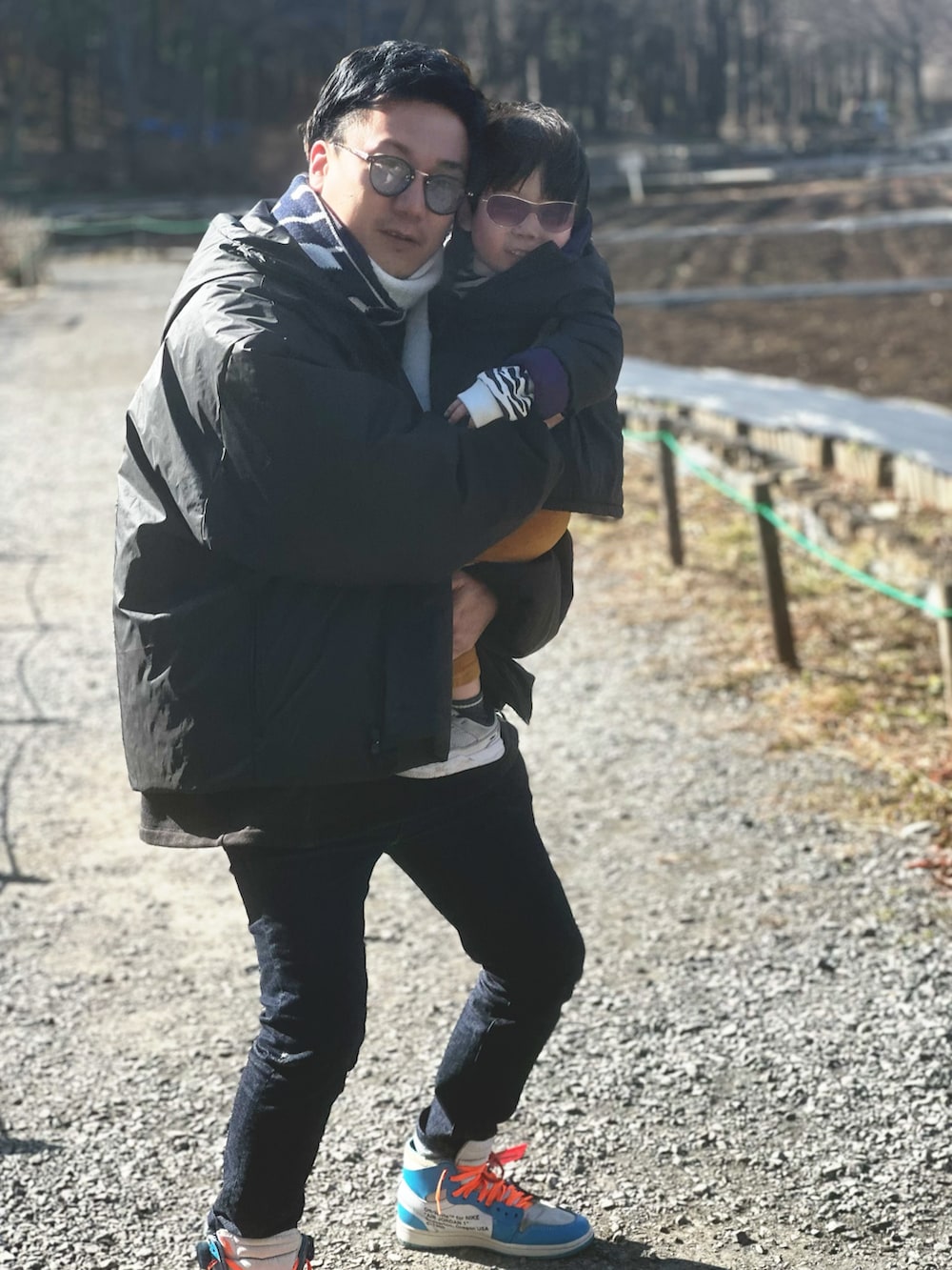 ブラック系のスウェット、ブラック系のジャケット/アウター、ブラック系のジャケット/アウターを着用したメンズの冬コーディネートの4枚目の写真